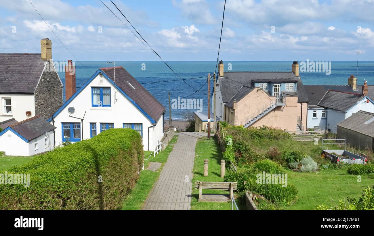 Farbfoto vom Strand zurück zu den Häusern und dem Dorf des beliebten Badeortes Tresaith in Cardigan Bay West Wa Stockfoto