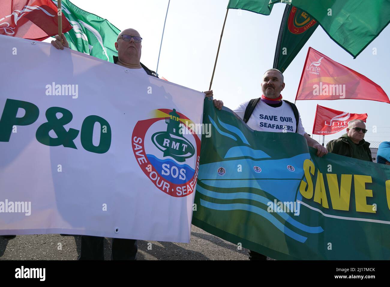 Die Menschen nehmen an einer Demonstration gegen die Entlassung von P&O-Beschäftigten Teil, die von der Gewerkschaft Rail, Maritime and Transport (RMT) am P&O-Fährterminal in Cairnryan, Dumfries und Galloway organisiert wurde, nachdem der Fährriese in der vergangenen Woche 800 Seeleuten sofortige Abferungsbescheide überreicht hatte. Bilddatum: Mittwoch, 23. März 2022. Stockfoto