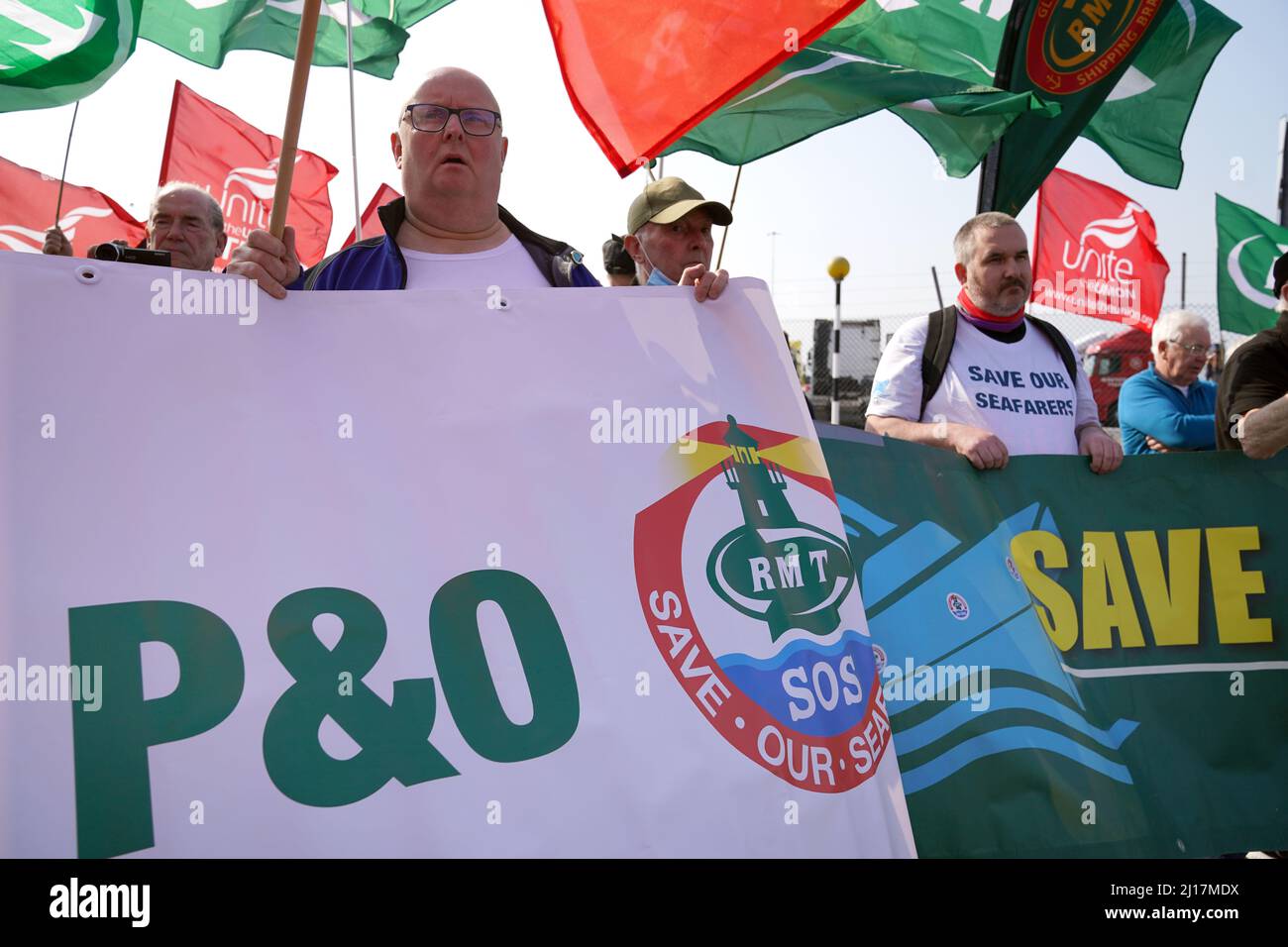 Die Menschen nehmen an einer Demonstration gegen die Entlassung von P&O-Beschäftigten Teil, die von der Gewerkschaft Rail, Maritime and Transport (RMT) am P&O-Fährterminal in Cairnryan, Dumfries und Galloway organisiert wurde, nachdem der Fährriese in der vergangenen Woche 800 Seeleuten sofortige Abferungsbescheide überreicht hatte. Bilddatum: Mittwoch, 23. März 2022. Stockfoto