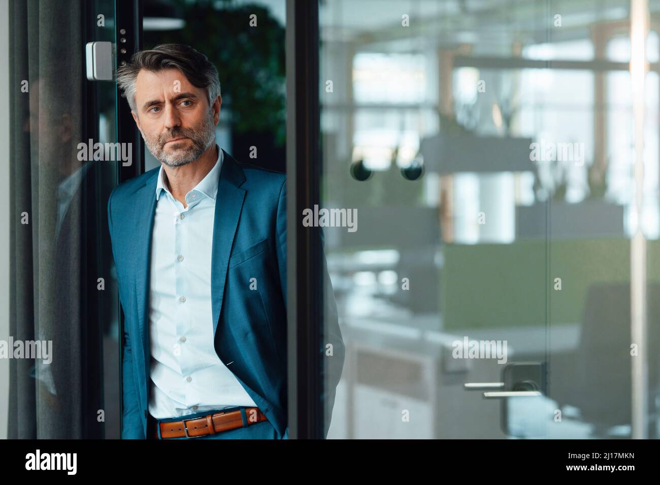 Besinnlicher, arbeitend Mann an der Tür im Büro Stockfoto