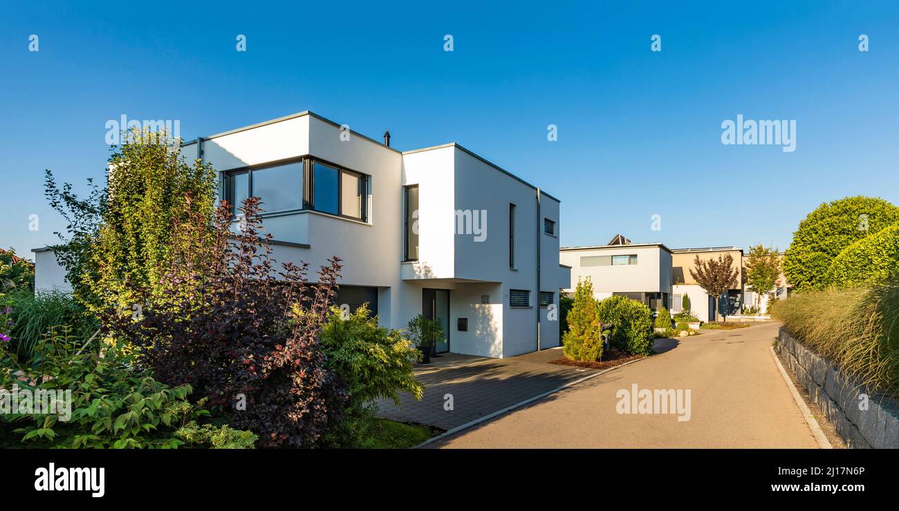 Deutschland, Baden-Württemberg, Blaustein, moderne Vorstadthäuser im Sommer Stockfoto