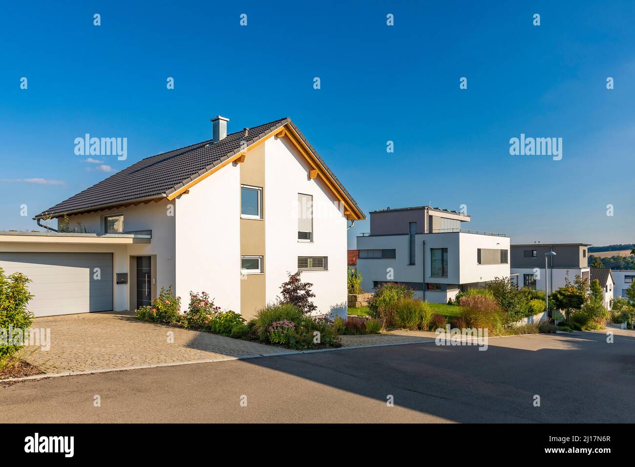 Deutschland, Baden-Württemberg, Blaustein, moderne Vorstadthäuser im Sommer Stockfoto