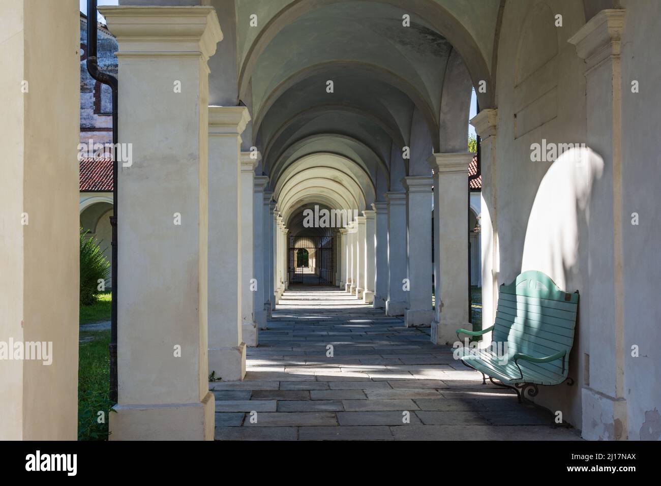 Collegno,Italien,Europa - 1. September 2020 : die Galerie in der Certosa reale in Collegno Stockfoto