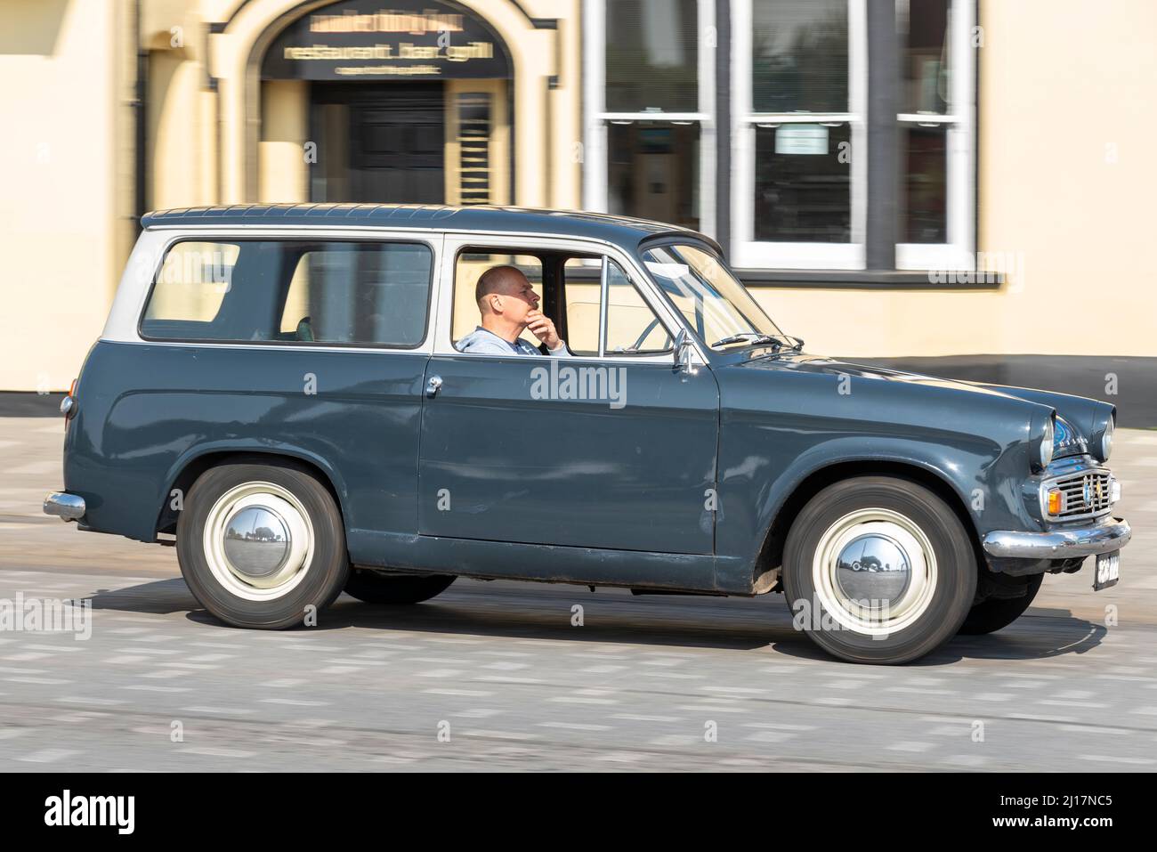 Hillman Husky Oldtimer fährt entlang der Marine Parade in Southend on Sea, Essex, Großbritannien. 1960s Vintage Estate Version der Minx Limousine Stockfoto