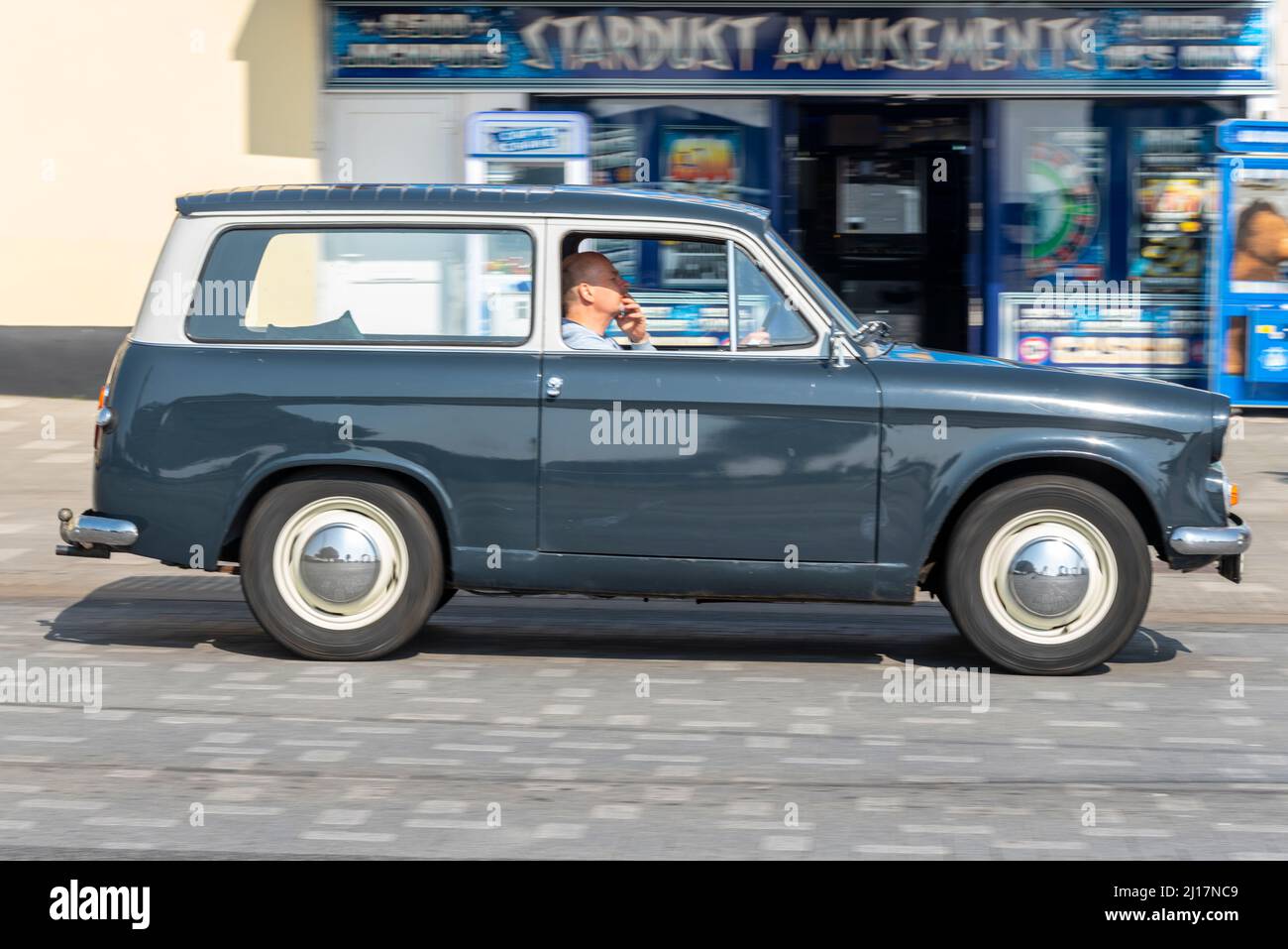 Hillman Husky Oldtimer fährt entlang der Marine Parade in Southend on Sea, Essex, Großbritannien. 1960s Vintage Estate Version der Minx Limousine Stockfoto