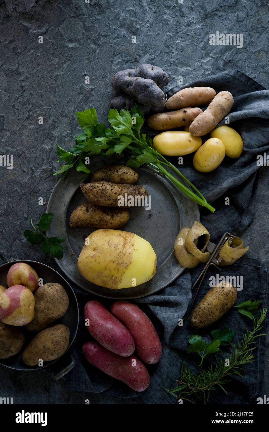 Studio Schuss von Petersilie und verschiedenen Sorten von Rohkartoffeln Stockfoto