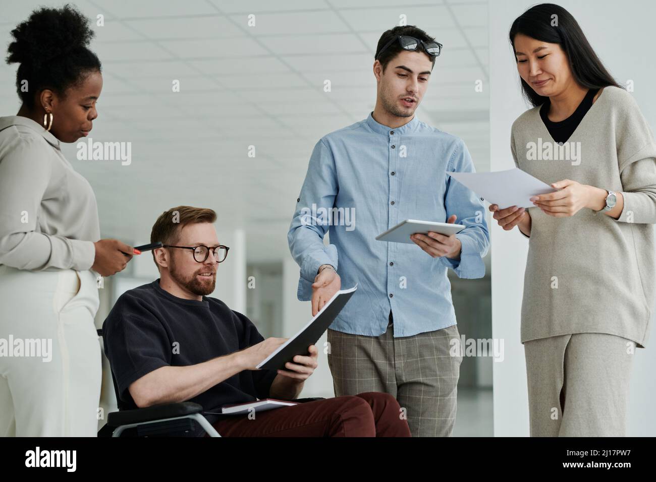 Kollegen aus der Wirtschaft planen Strategie für neues Projekt im modernen Büro Stockfoto