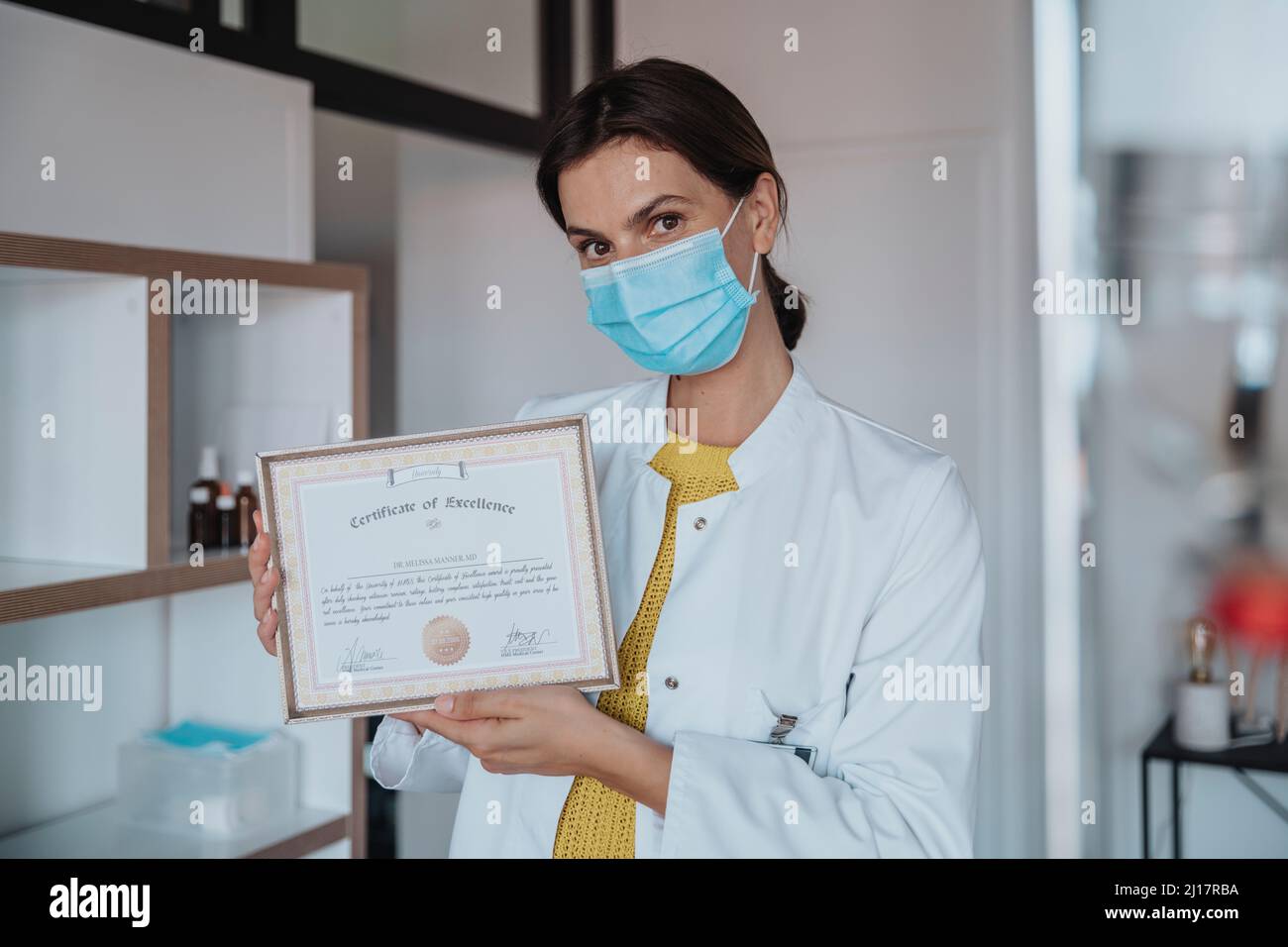 Arzt mit Gesichtsschutzmaske mit Zertifikat in der Klinik Stockfoto