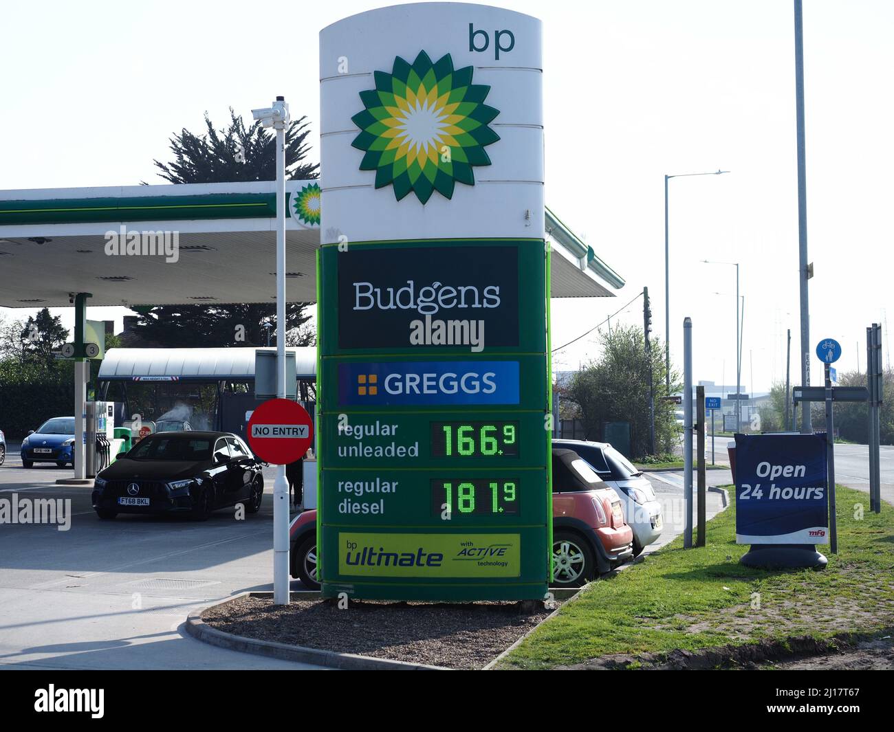 Queenborough, Kent, Großbritannien. 23. März 2022. Preise für Benzin/Diesel/Kraftstoff. Rishi Sunak hat in der Frühjahrserklärung den Kraftstoffverbrauch um 5p pro Liter gesenkt. BP Tankstelle Vorplatz und Preisschild heute Nachmittag in Queenborough. Kredit: James Bell/Alamy Live Nachrichten Stockfoto