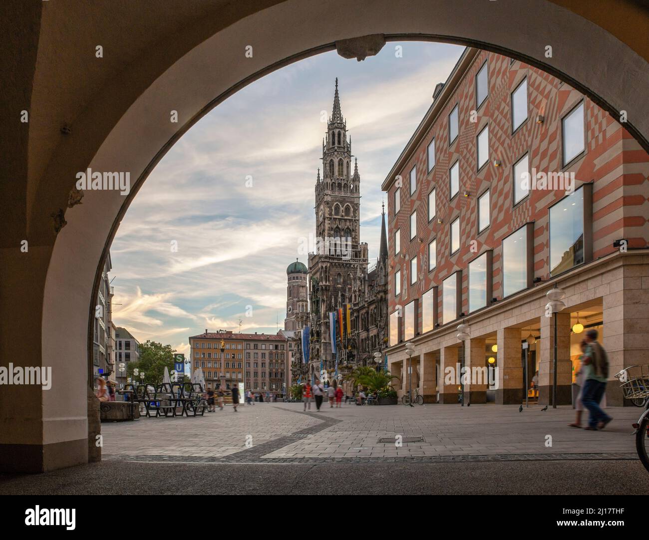 Deutschland, Bayern, München, Blick auf den Marienplatz mit Bogen im Vordergrund und Neues Rathaus im Hintergrund Stockfoto