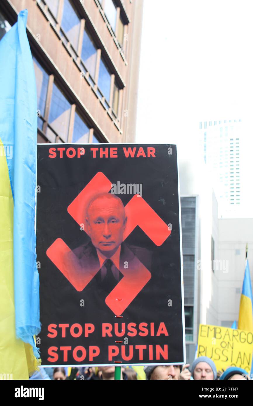 Stop the war Stop Russia Stop Putin pro-ukrainisches Protestschild mit Hakenkreuz am Daley Plaza in Chicago Stockfoto