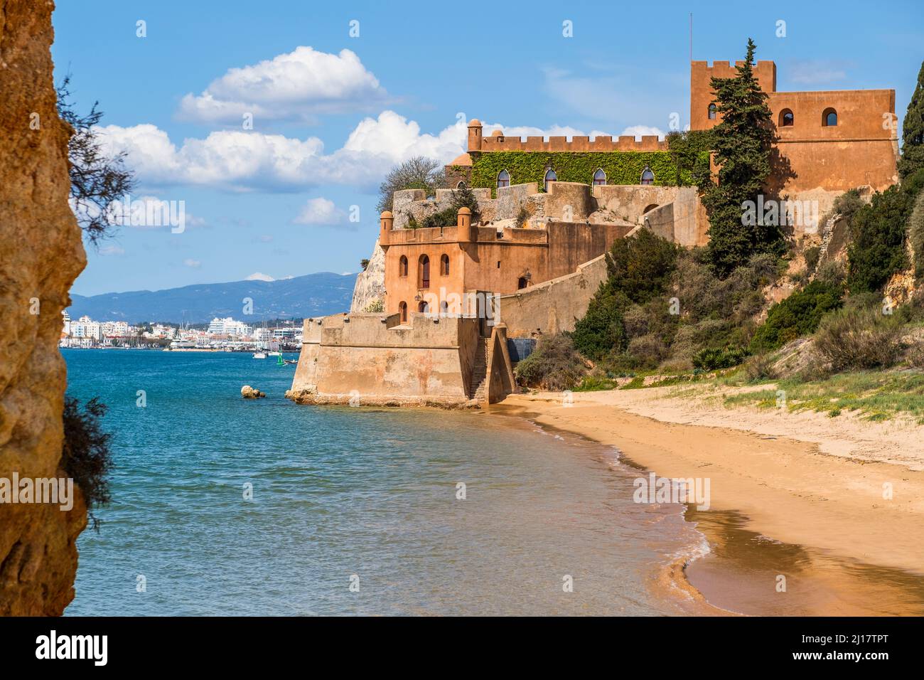 Küste mit Sandstrand und Burg Sao Joao in Ferragudo, Algarve, Portugal Stockfoto