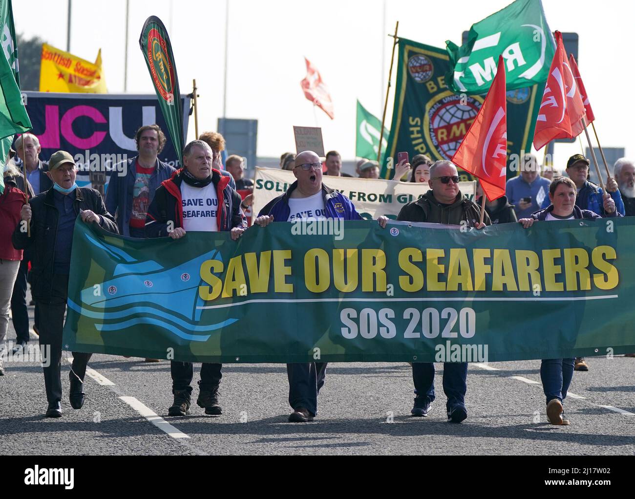 Die Menschen nehmen an einer Demonstration gegen die Entlassung von P&O-Beschäftigten Teil, die von der Gewerkschaft Rail, Maritime and Transport (RMT) am P&O-Fährterminal in Cairnryan, Dumfries und Galloway organisiert wurde, nachdem der Fährriese in der vergangenen Woche 800 Seeleuten sofortige Abferungsbescheide überreicht hatte. Bilddatum: Mittwoch, 23. März 2022. Stockfoto