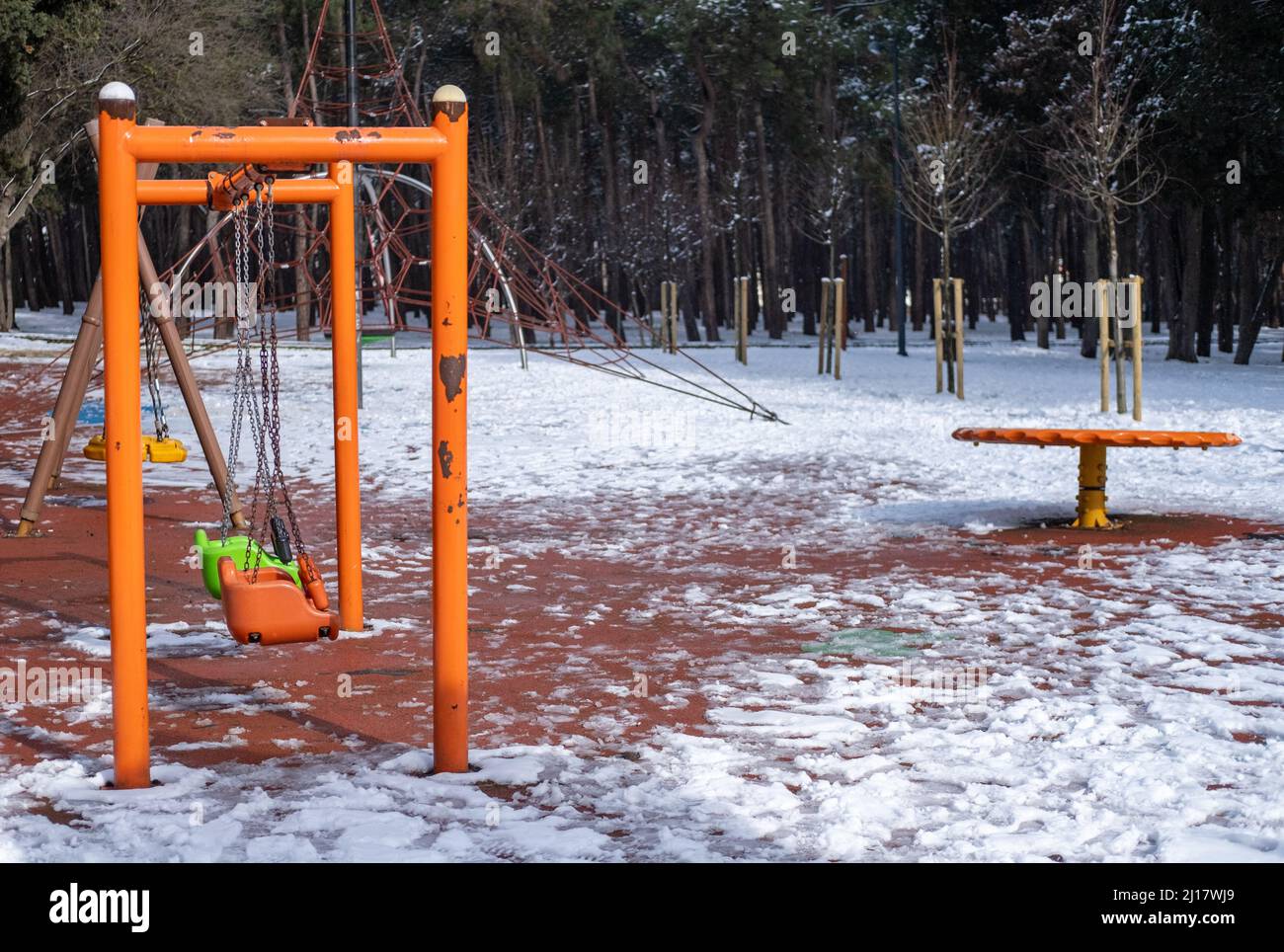 Schöner Kinderspielplatz im Schnee im Winter Stockfoto