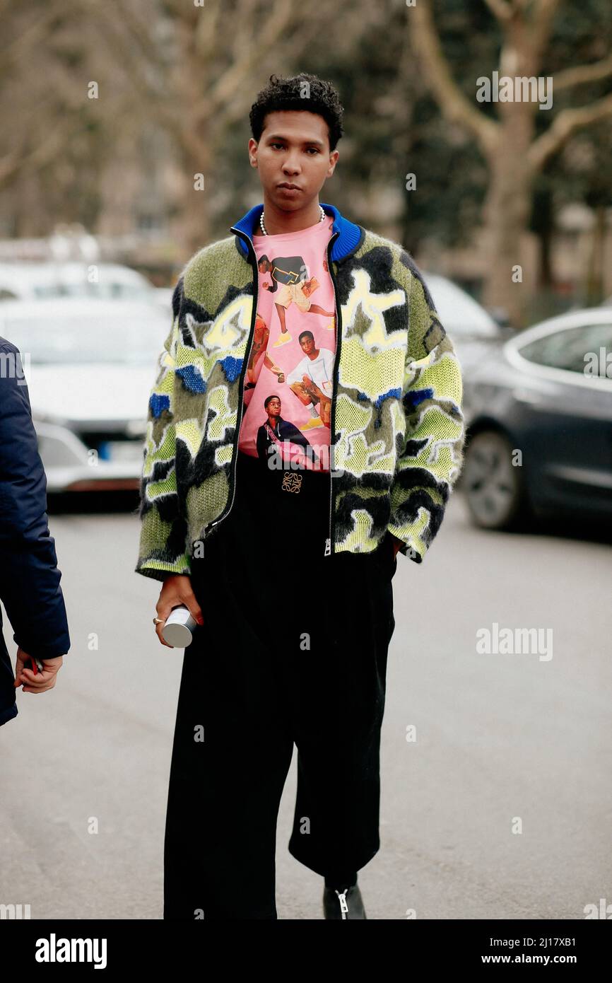 Tyler Mitchell im Straßenstil bei der Loewe Herbst-Winter 2022-2023 Show, die am 4.. März 2022 im Pariser Tennisclub, Paris, Frankreich, stattfand. Foto von Marie-Paola Bertrand-Hillion/ABACAPRESS.COM Stockfoto