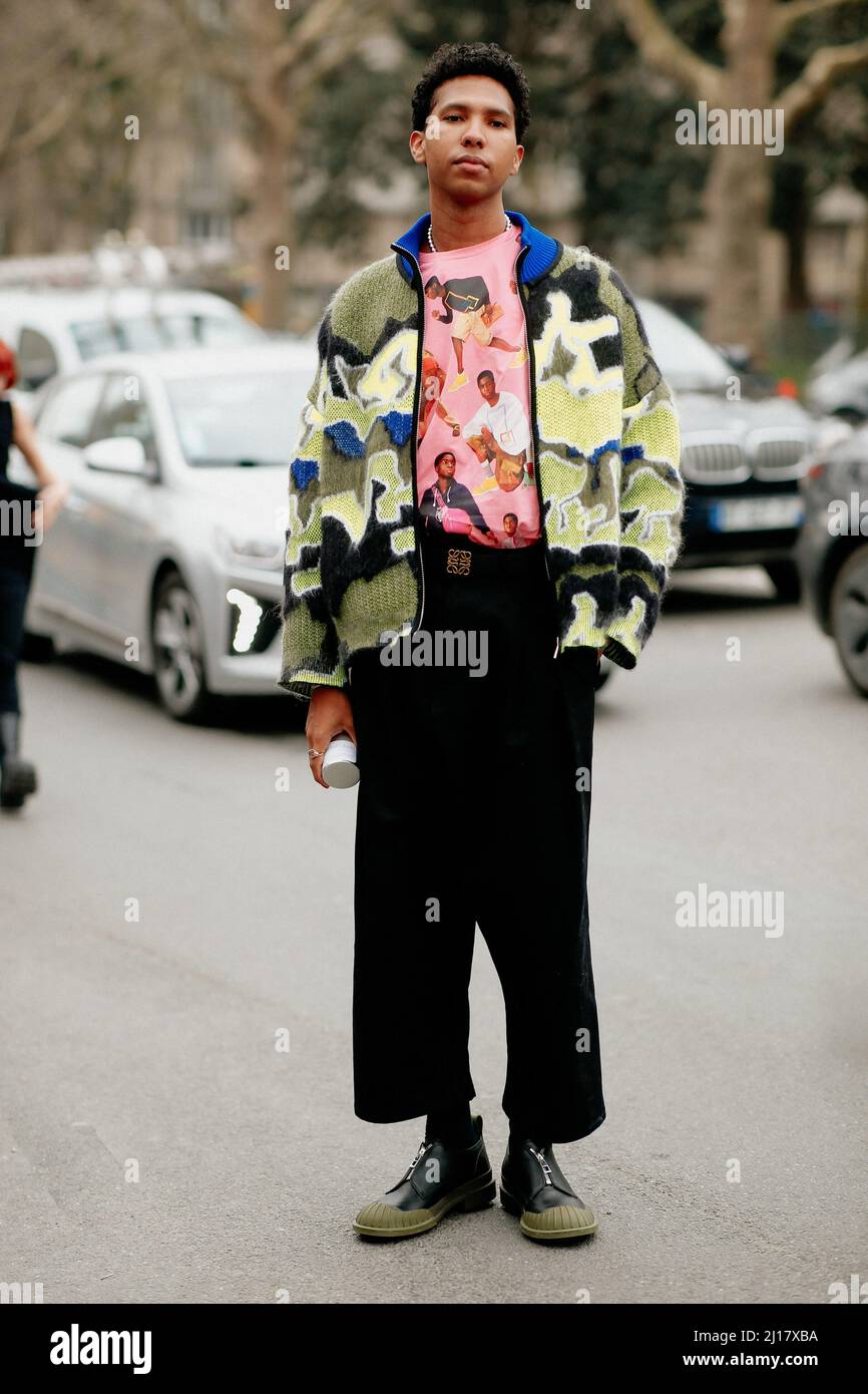 Tyler Mitchell im Straßenstil bei der Loewe Herbst-Winter 2022-2023 Show, die am 4.. März 2022 im Pariser Tennisclub, Paris, Frankreich, stattfand. Foto von Marie-Paola Bertrand-Hillion/ABACAPRESS.COM Stockfoto