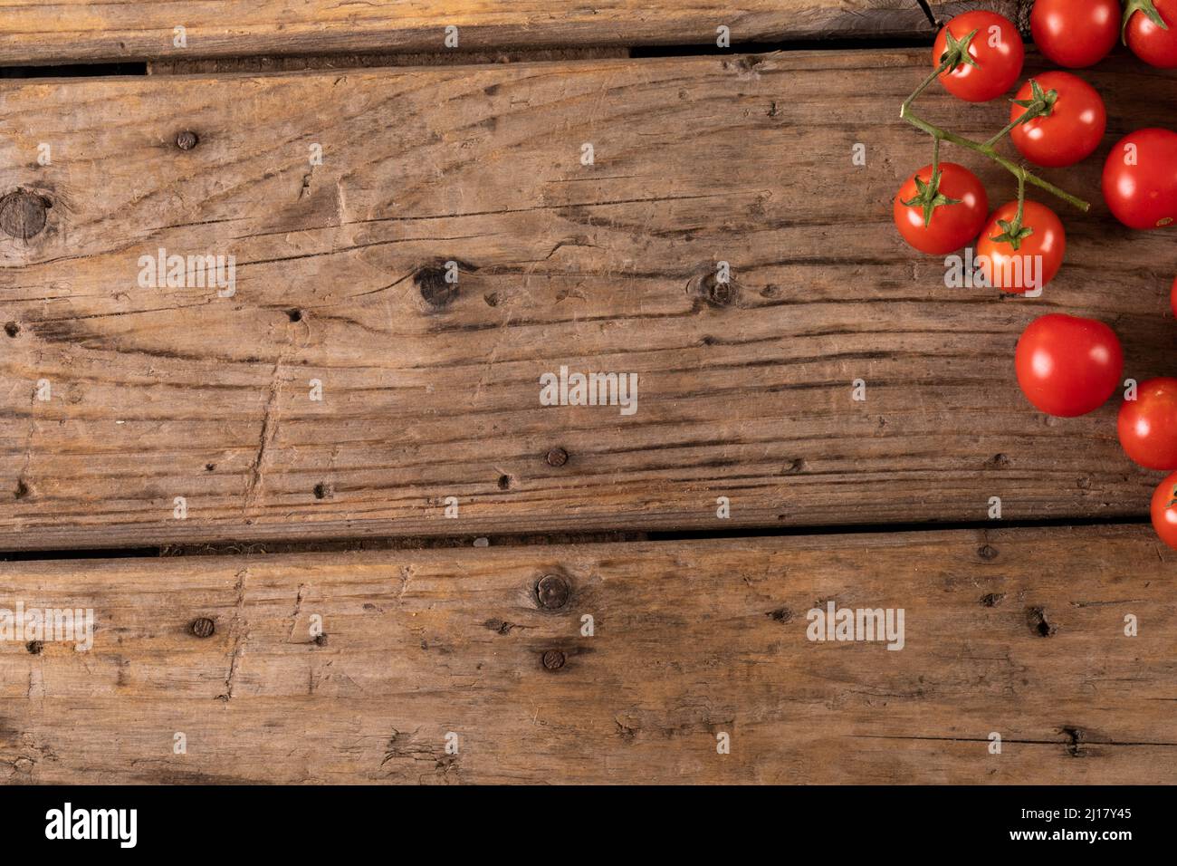 Blick von oben auf frische Kirschtomaten auf dem braunen Holztisch Stockfoto