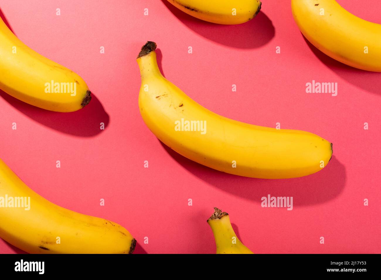 Overhead-Ansicht von frischen Bananen auf rosa Hintergrund Stockfoto