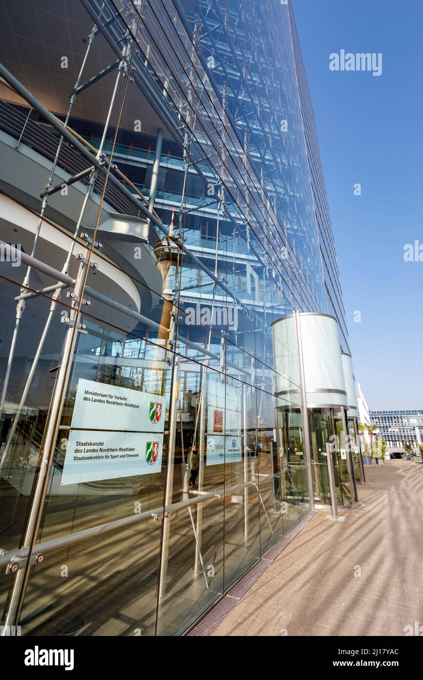 Verkehrsministerium des Landes Nordrhein-Westfalen mit Sitz im Stadttor Stockfoto