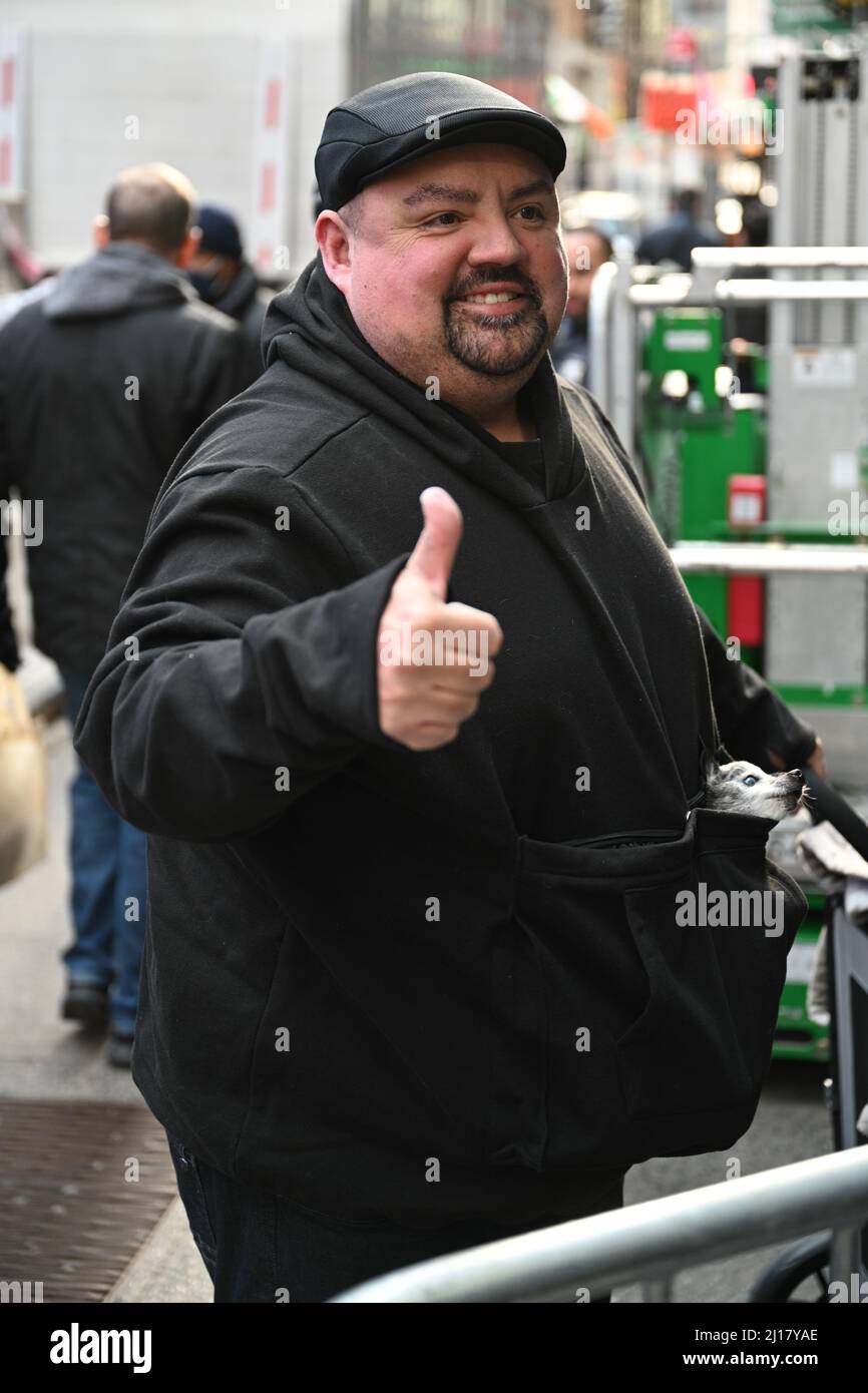 Gabriel Iglesias kommt am 23. März 2022 in New York in den Good Morning America Studios am Times Square an. Stockfoto