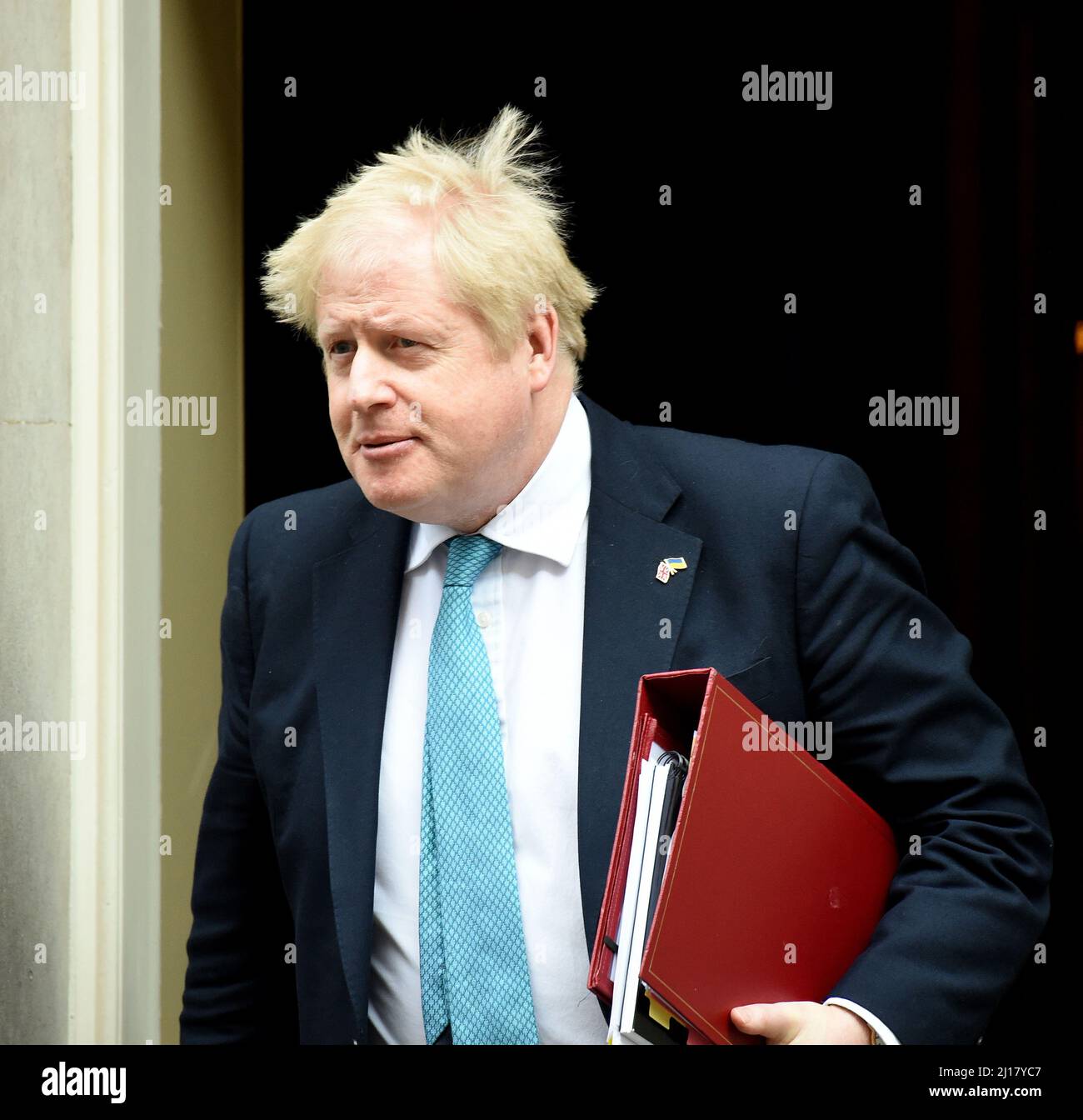 London, Großbritannien. 23. März 2022. Der Premierminister von Boris Johnson verlässt No10 und geht zu seiner wöchentlichen PMQ-Sitzung im Unterhaus, Quelle: MARTIN DALTON/Alamy Live News Stockfoto