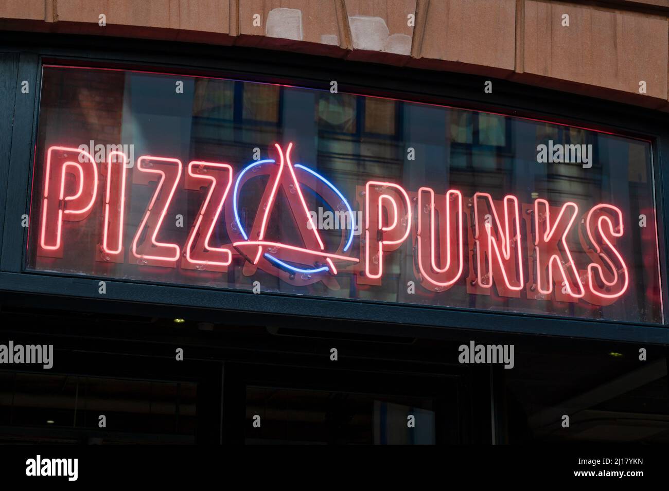 Belfast, Großbritannien - 21. Februar 2022: Das Schild für das Restaurant Pizza Punks in Belfast, Nordirland. Stockfoto