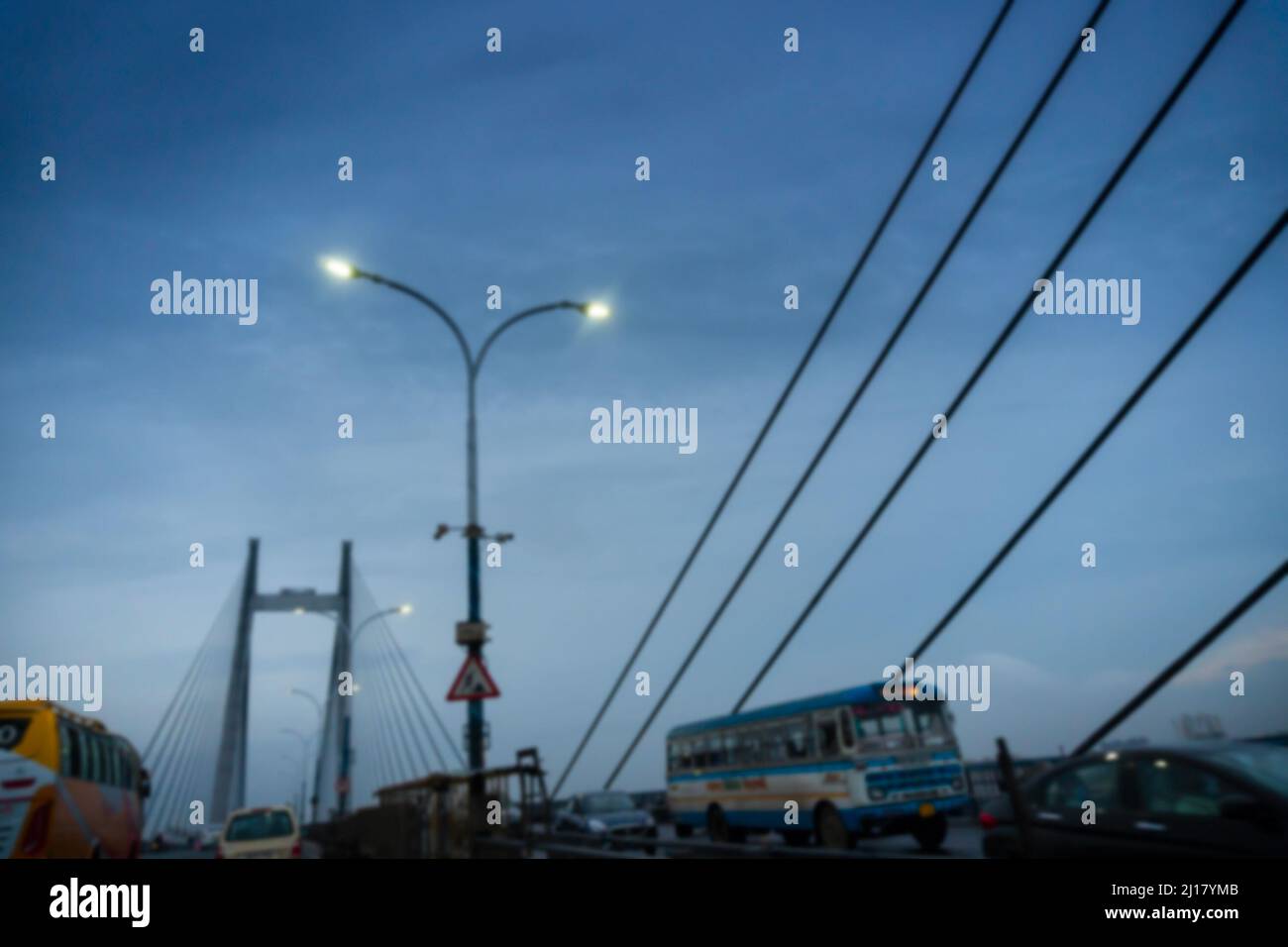 Verschwommenes Bild von Howrah, Westbengalen, Indien. 2. Hoogly-Brücke, vidyasagar setu zur blauen Stunde. Monsun Stock-Bild. Stockfoto