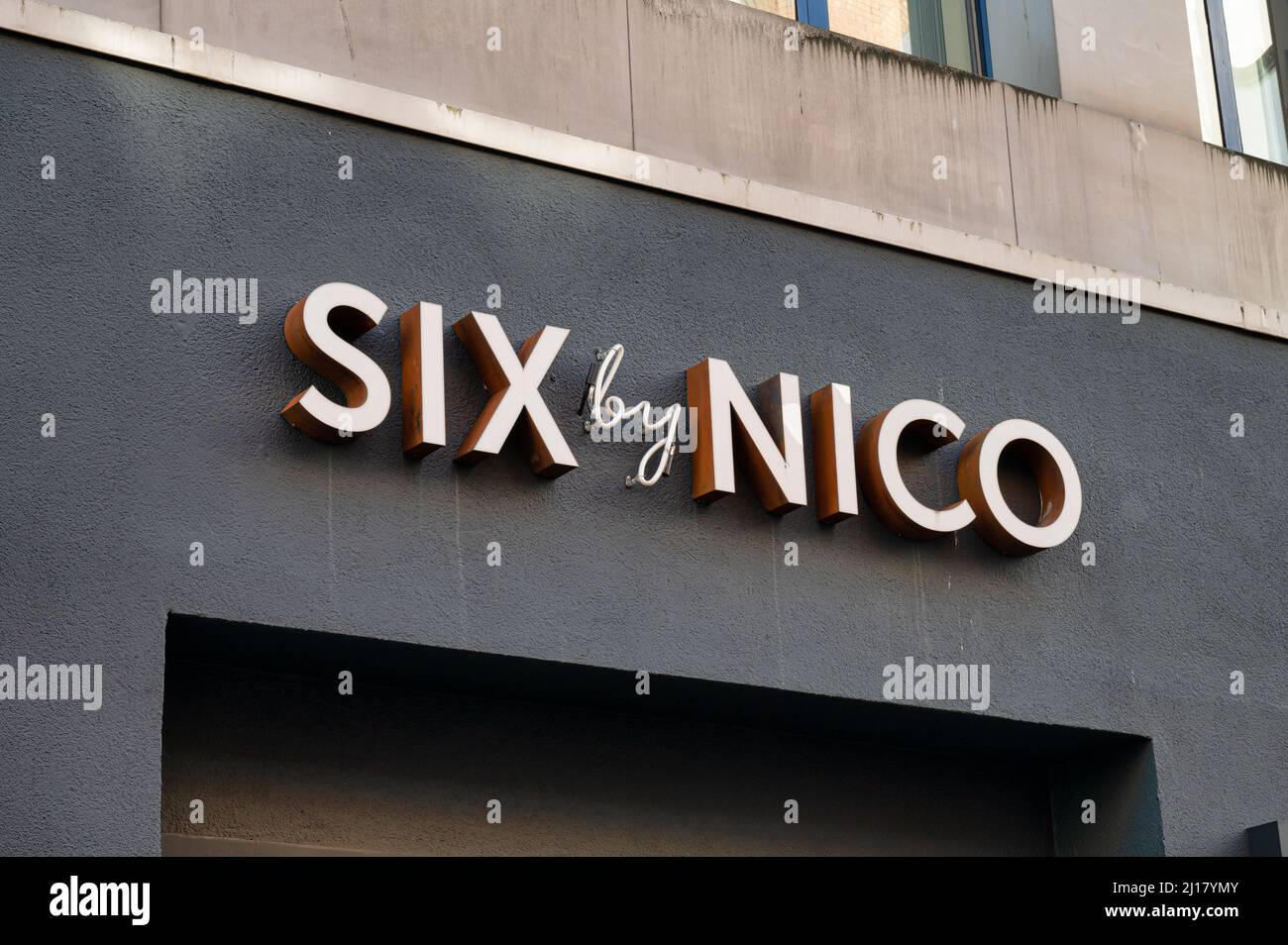 Belfast, Großbritannien - 21. Februar 2022: Das Schild für das Restaurant Six by Nico in Belfast, Nordirland. Stockfoto