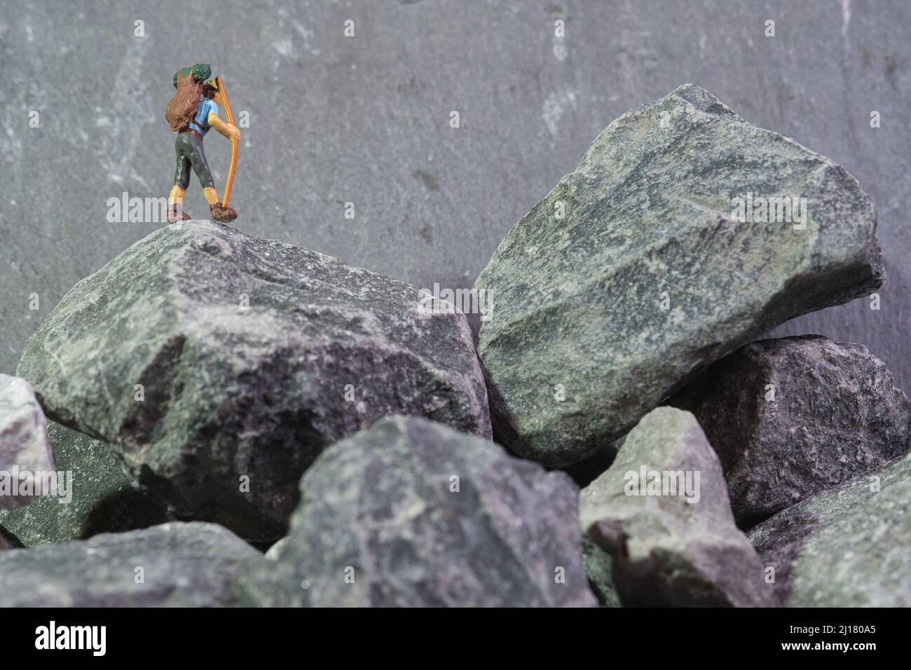 Wanderer mit Rucksack auf einem Felsen, Konzept: Bergwanderung Stockfoto