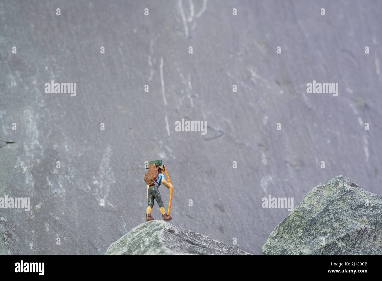 Wanderer mit Rucksack auf einem Felsen, Konzept: Bergwanderung Stockfoto