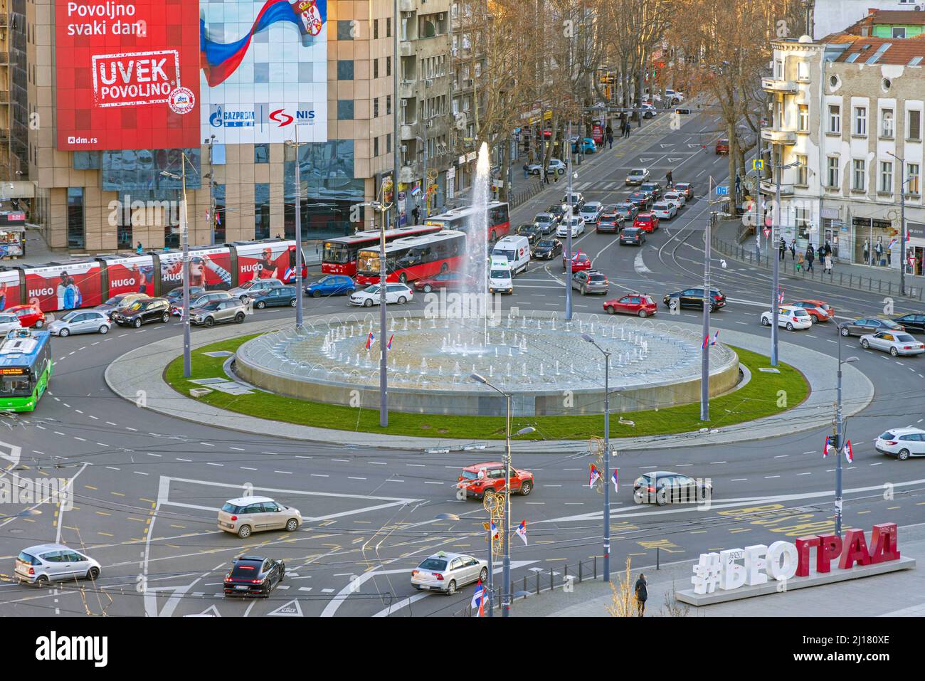 Belgrad, Serbien - 18. Februar 2022: Slavia Kreisverkehr Wasserbrunnen Luftaufnahme des Verkehrsstaus am kalten Winternachmittag. Stockfoto