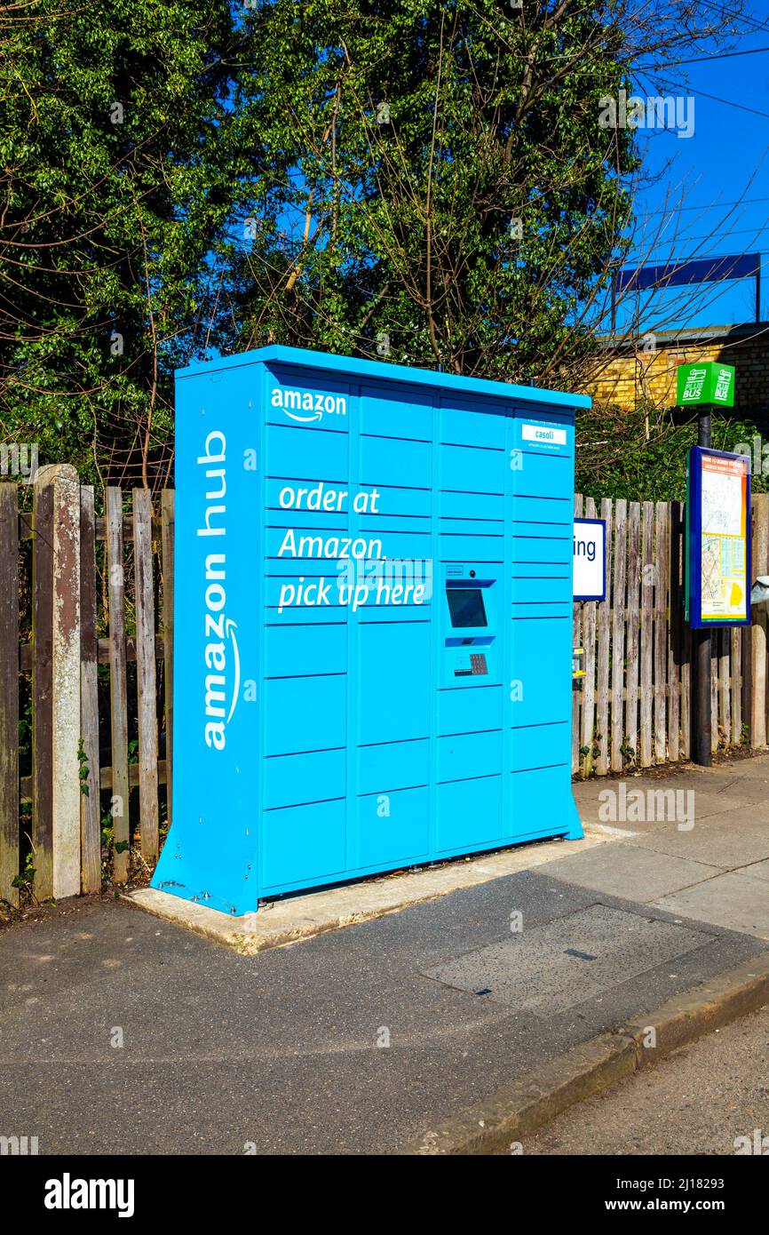 Blauer Amazon Hub locker vor einem Bahnhof (Baldock, Großbritannien) Stockfoto