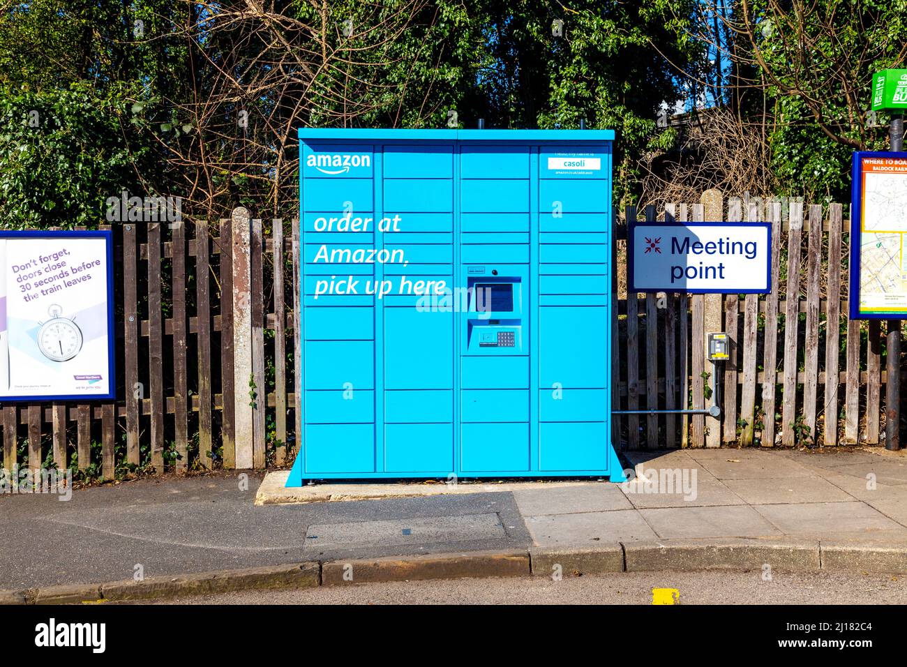 Blauer Amazon Hub locker vor einem Bahnhof (Baldock, Großbritannien) Stockfoto