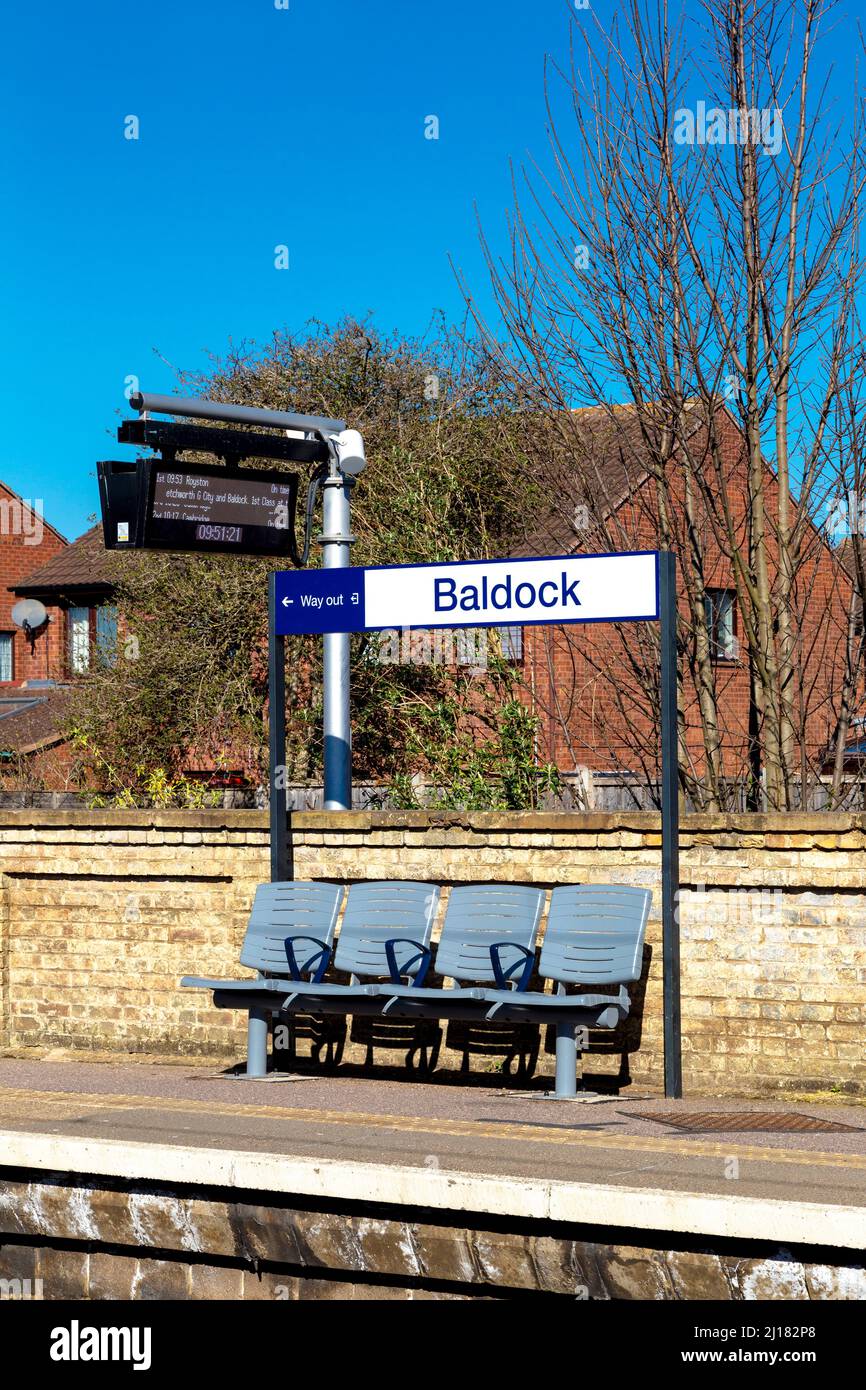 Sitze auf dem Bahnhofsplatz Baldock National Rail, Baldock, Hertfordshire, Großbritannien Stockfoto