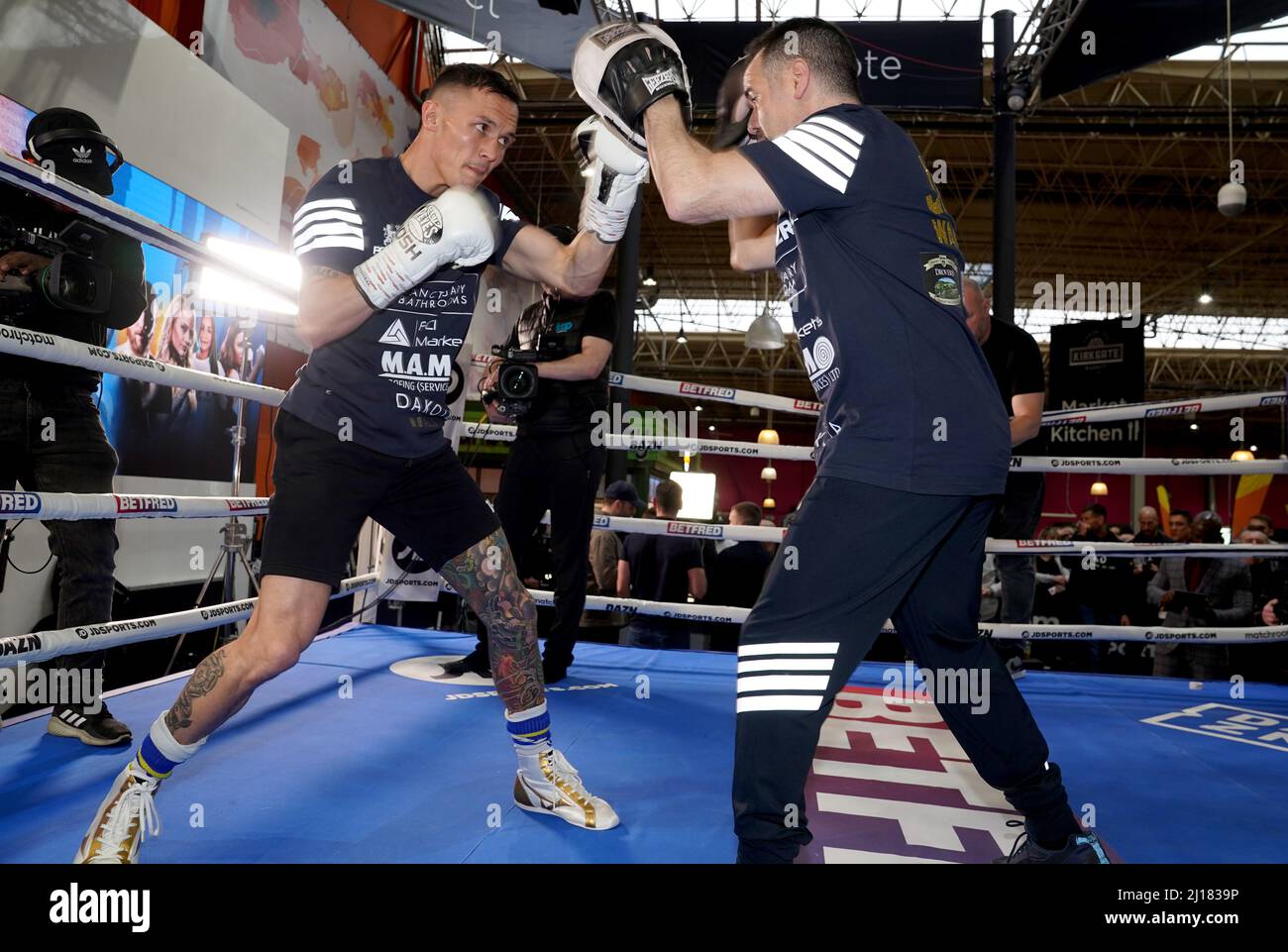 Josh Warrington während eines Medientraining auf dem Leeds Kirkgate Market. Bilddatum: Mittwoch, 23. März 2022. Stockfoto