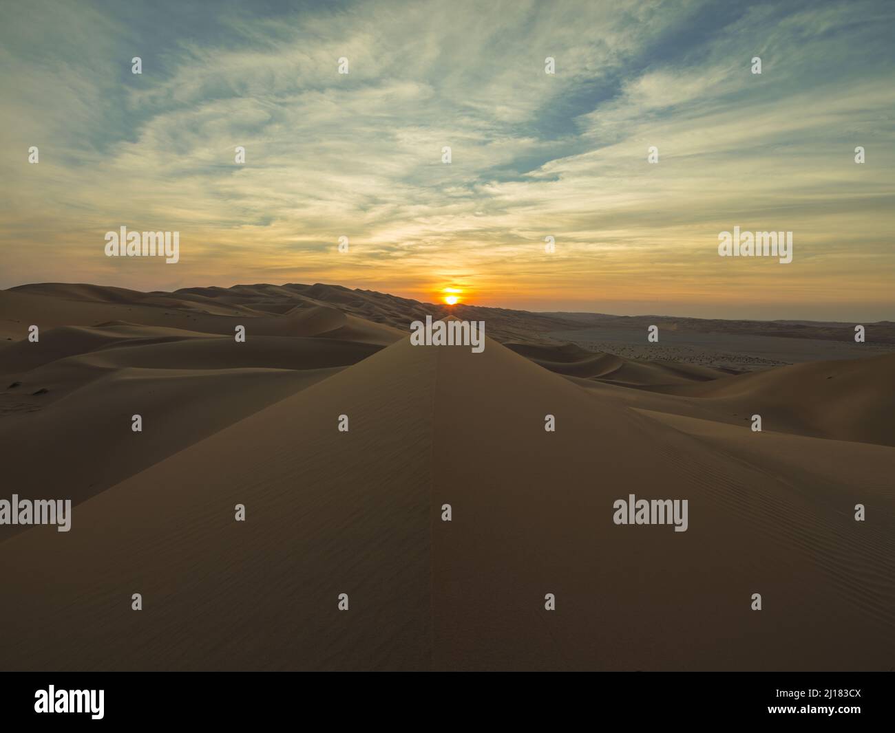 Sonnenuntergang über einem Dünenrücken in der Wüste Rub'al Khali, Abu Dhabi, Vereinigte Arabische Emirate, Arabische Halbinsel, Naher Osten Stockfoto