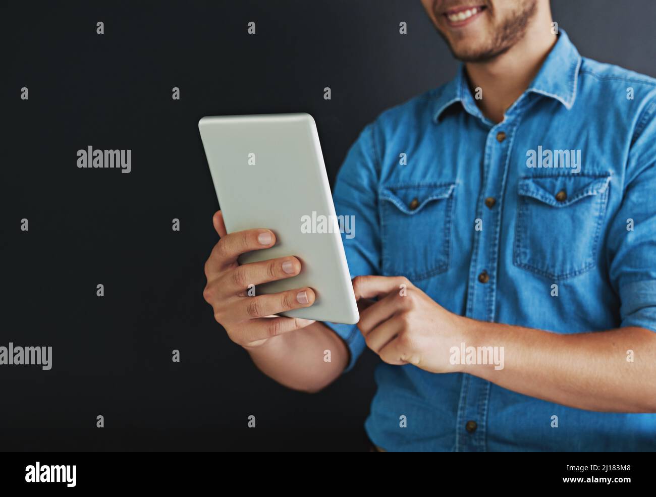Mit moderner Technik lernt man alles neu. Studioaufnahme eines jungen Mannes mit einem digitalen Tablet. Stockfoto
