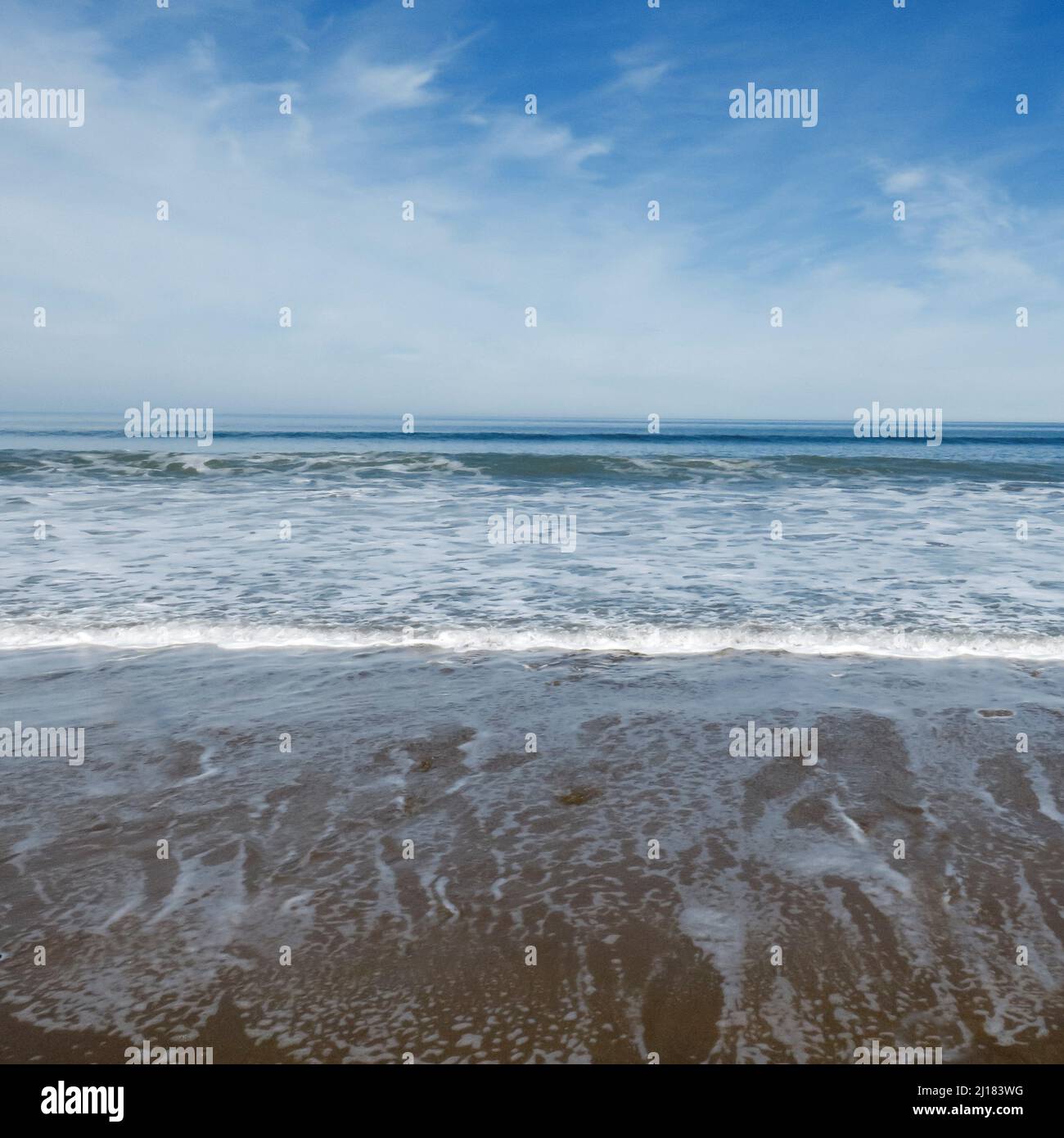 Meeresufer mit sanften Wellen und Mustern von Meeresbrandung und Gezeitenfluss an der Penbryn Beach Cardigan Bay im Südwesten von Wales UK Stockfoto