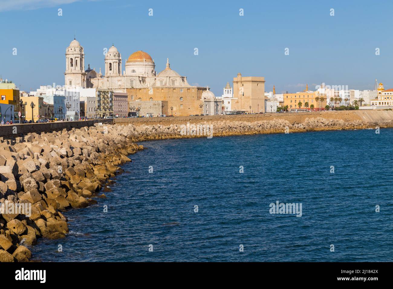 Cádiz, Spanien - 16. August 2021: Panoramasicht auf die Altstadt von Cádiz, vom Hafen aus, Andalusien. Spanien Stockfoto