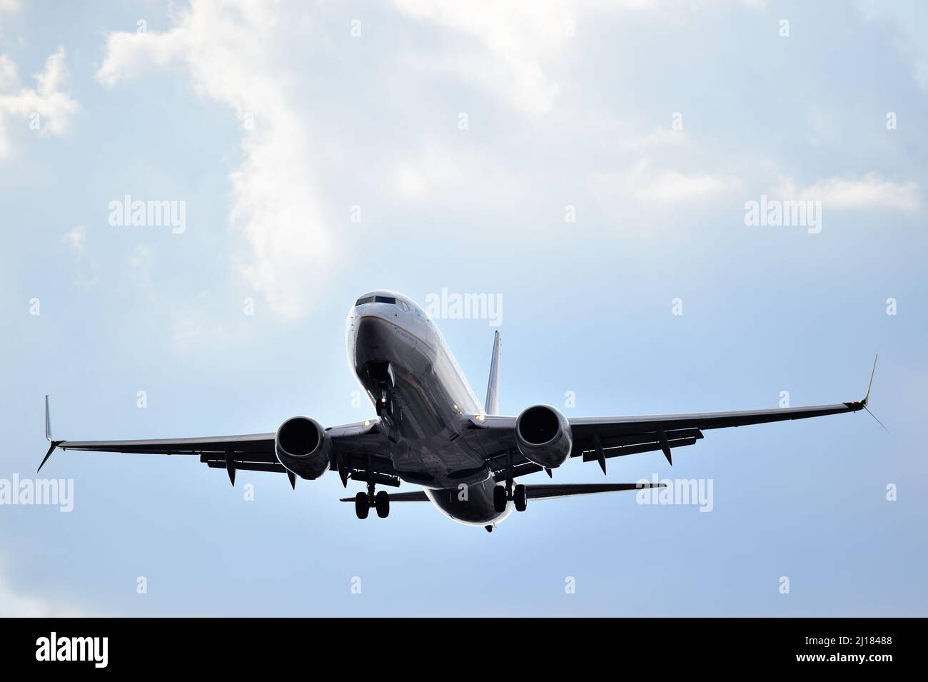 Chicago, Illinois, USA. Ein Passagierjet, dessen Fahrwerk heruntergefahren ist, landet am O'Hare International Airport. Stockfoto