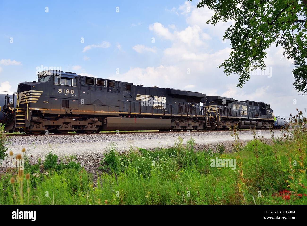 BENSENVILLE, Illinois, USA. Norfolk Southern Railway-Lokomotiven führen einen Güterzug der Canadian Pacific Railway in einen Güterbahnhof. Stockfoto