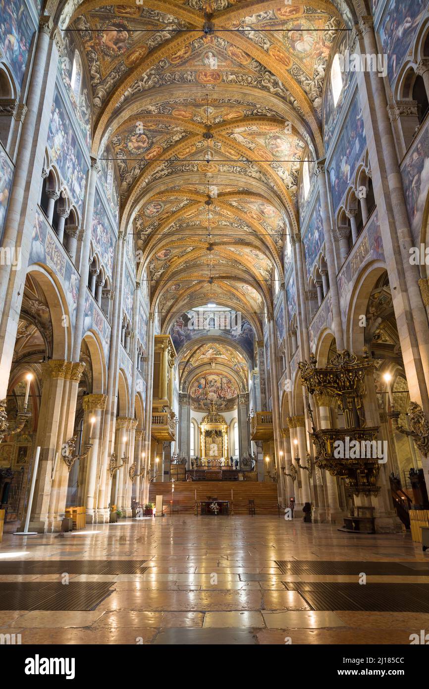 Kirchenschiff der Kathedrale Santa Maria Assunta in Parma, Italien. Stockfoto