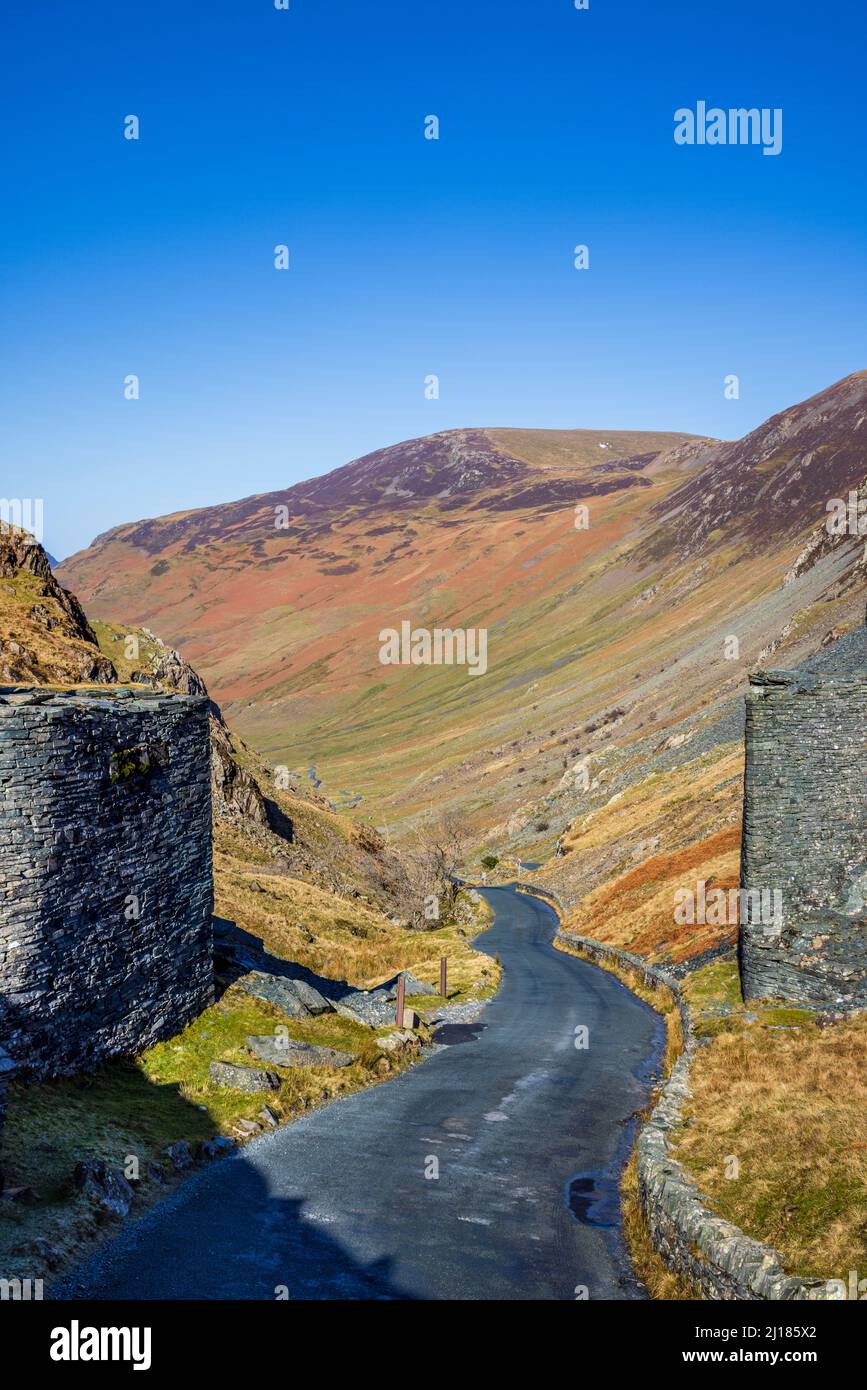 Der Abstieg nach Buttermere vom Gipfel des Honister Passes im Winter, Lake District, England Stockfoto