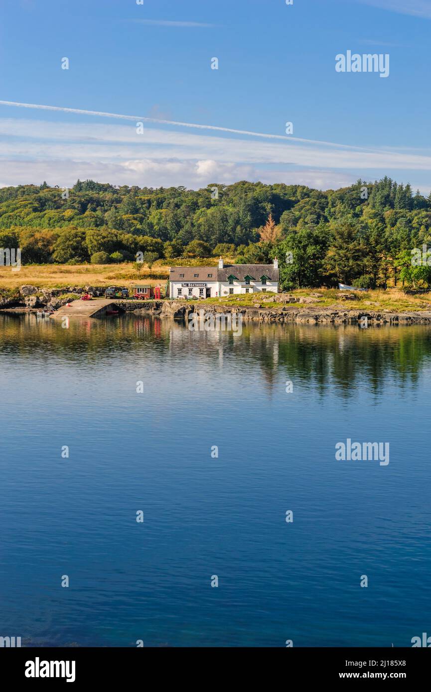 Das Bootshaus auf Ulva von der Isle of Mull, Schottland aus gesehen Stockfoto
