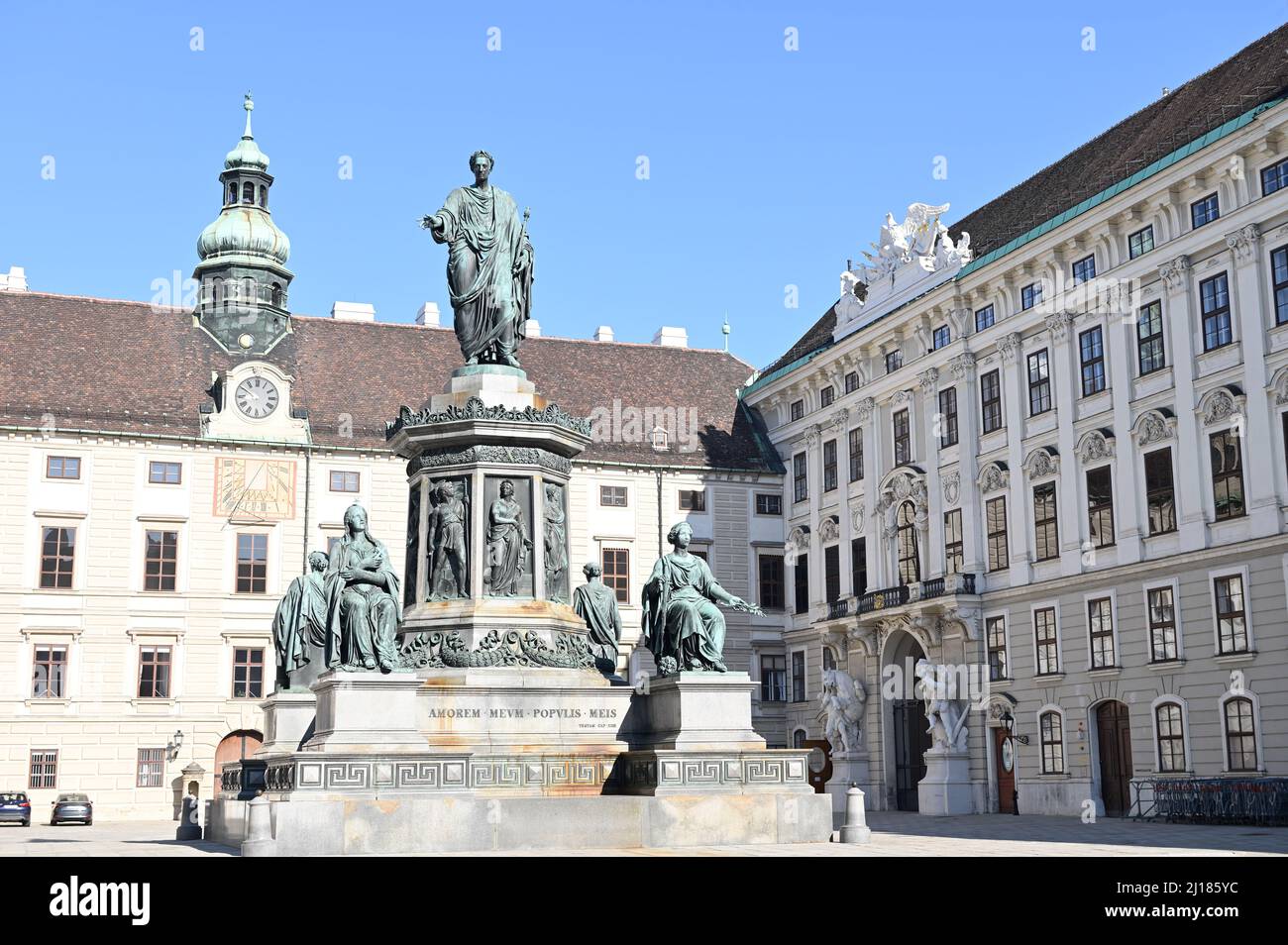 Wien, Österreich. 23. März 2022. In der Hofburg mit dem monumentalen Denkmal Kaiser Franz I. im Zentrum Stockfoto