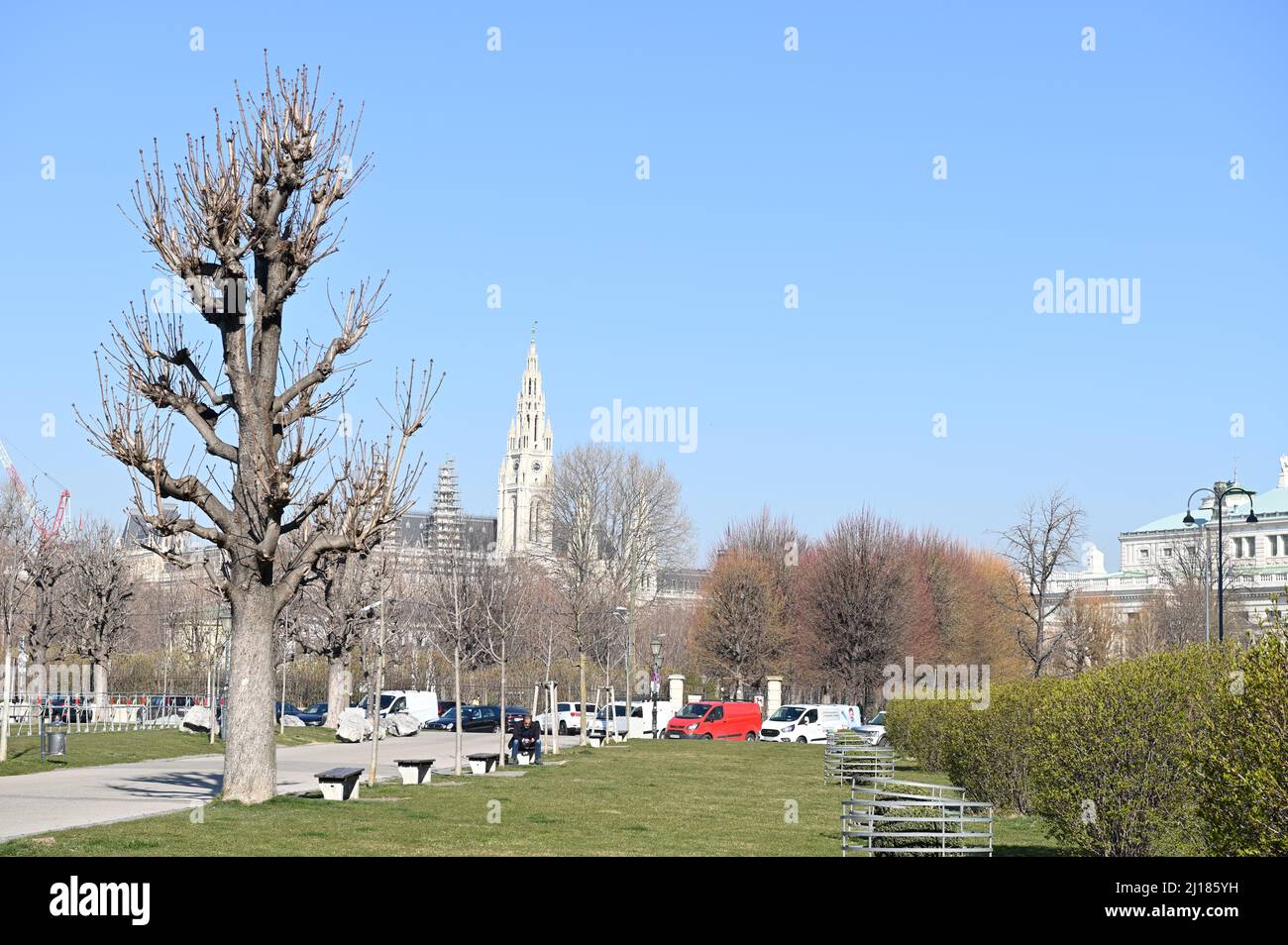 Wien, Österreich. 23. März 2022. Blick vom Heldenplatz zum Rathaus von Wien Stockfoto