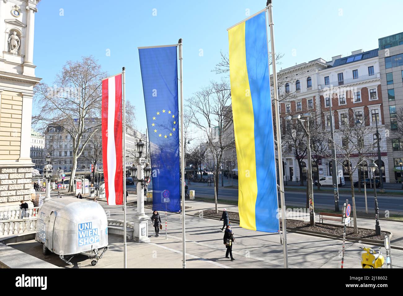 Wien, Österreich. 23. März 2022. Die ukrainische, europäische und österreichische Flagge vor der Universität Wien Stockfoto