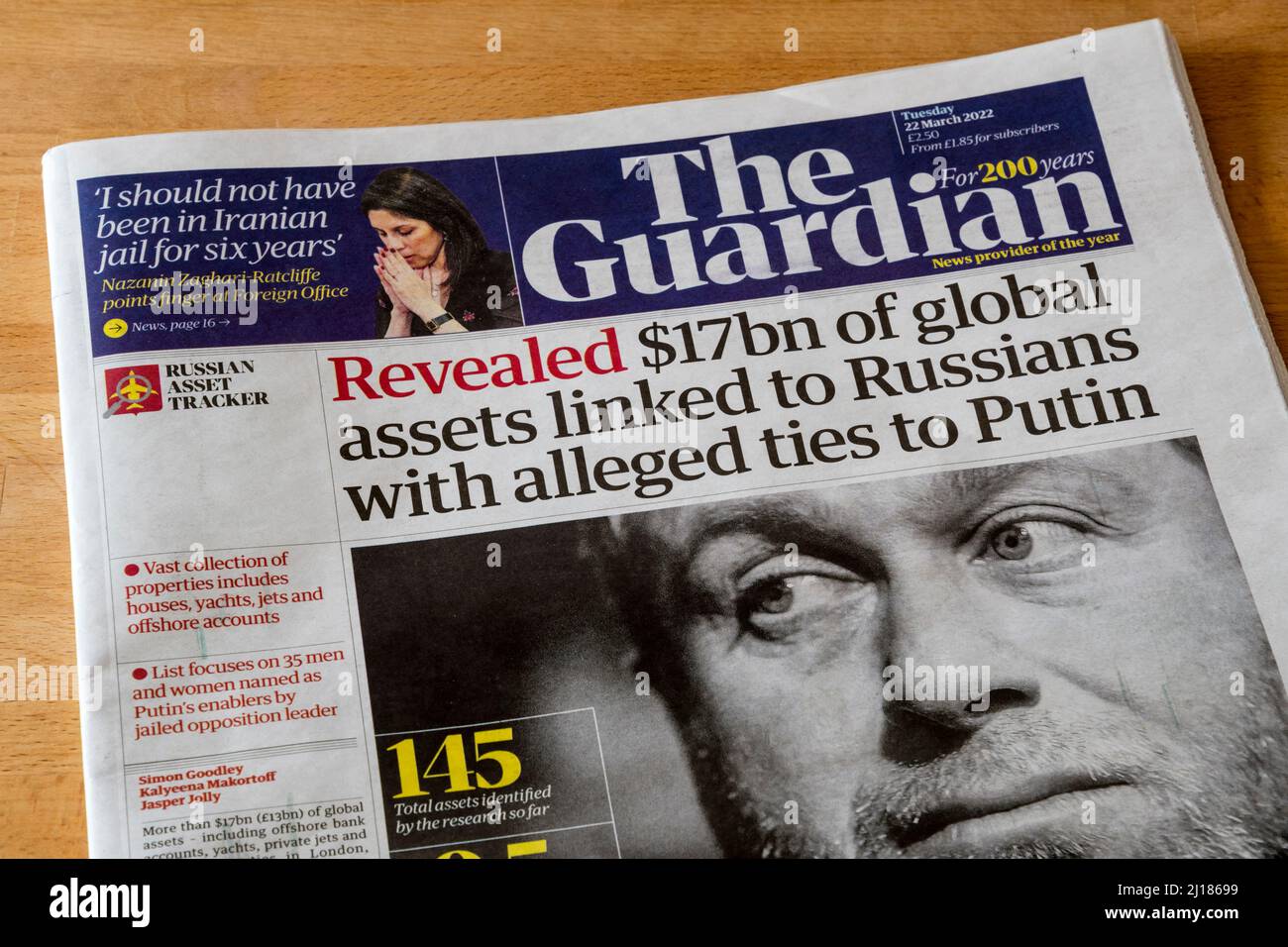 Am 22. März 2022 lautet die Überschrift auf Guardian: „Enthüllte 17bn US-Dollar an globalen Vermögenswerten, die mit Russen in Verbindung stehen, die angeblich mit Putin verbunden sind“. Stockfoto