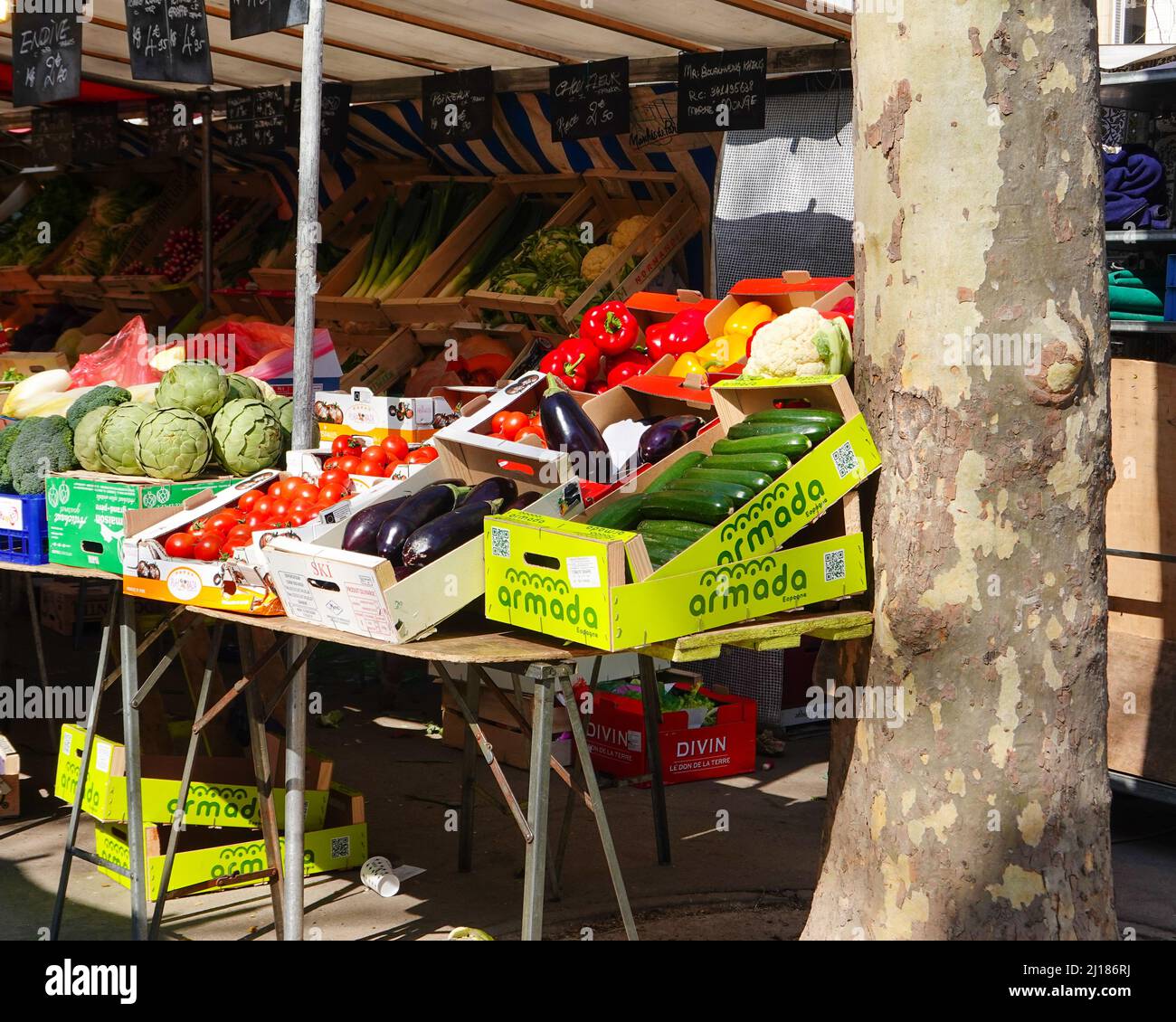 Gemüsestände auf dem Mittwochmarkt, Place Monge, Marché Monge, im 5. Arrondissement, Quartier Latin, Paris, Frankreich. Stockfoto