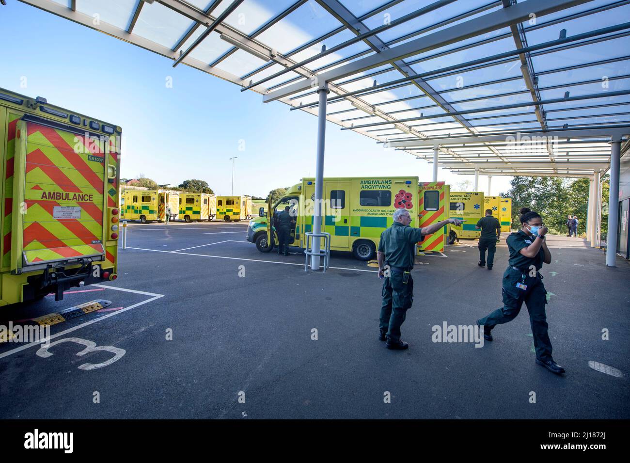 Das Problem der Anstehen von Krankenwagen aufgrund nicht verfügbarer Krankenhausbetten - eine Ansammlung von Krankenwagen im Grange University Hospital in der Nähe von Pontypool, Großbritannien. Stockfoto